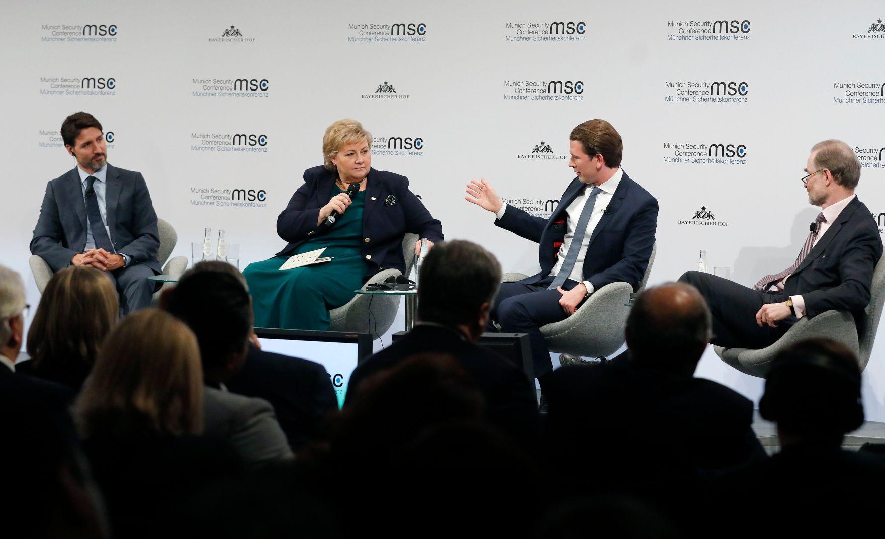 Am 14. Februar 2020 besuchte Bundeskanzler Sebastian Kurz (m.r.) die M&uuml;nchner Sicherheitskonferenz. Im Gespr&auml;ch mit dem kanadischen Premierminister Justin Trudeau (l.) und der Ministerpr&auml;sidentin von Norwegen, Erna Solberg (m.l.).