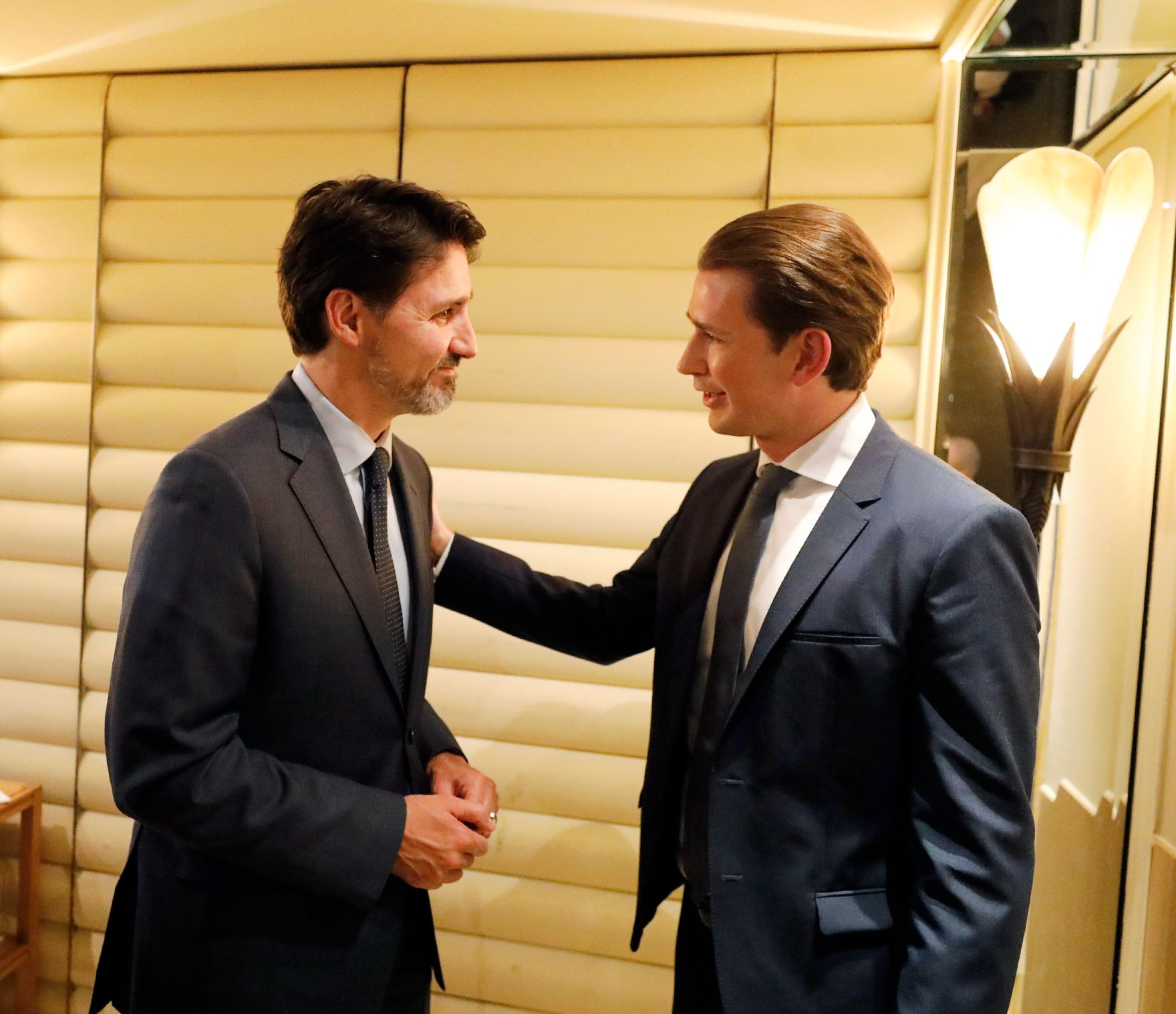 Am 14. Februar 2020 besuchte Bundeskanzler Sebastian Kurz (r.) die M&uuml;nchner Sicherheitskonferenz. Im Gespr&auml;ch mit dem kanadischen Premierminister Justin Trudeau (l.).