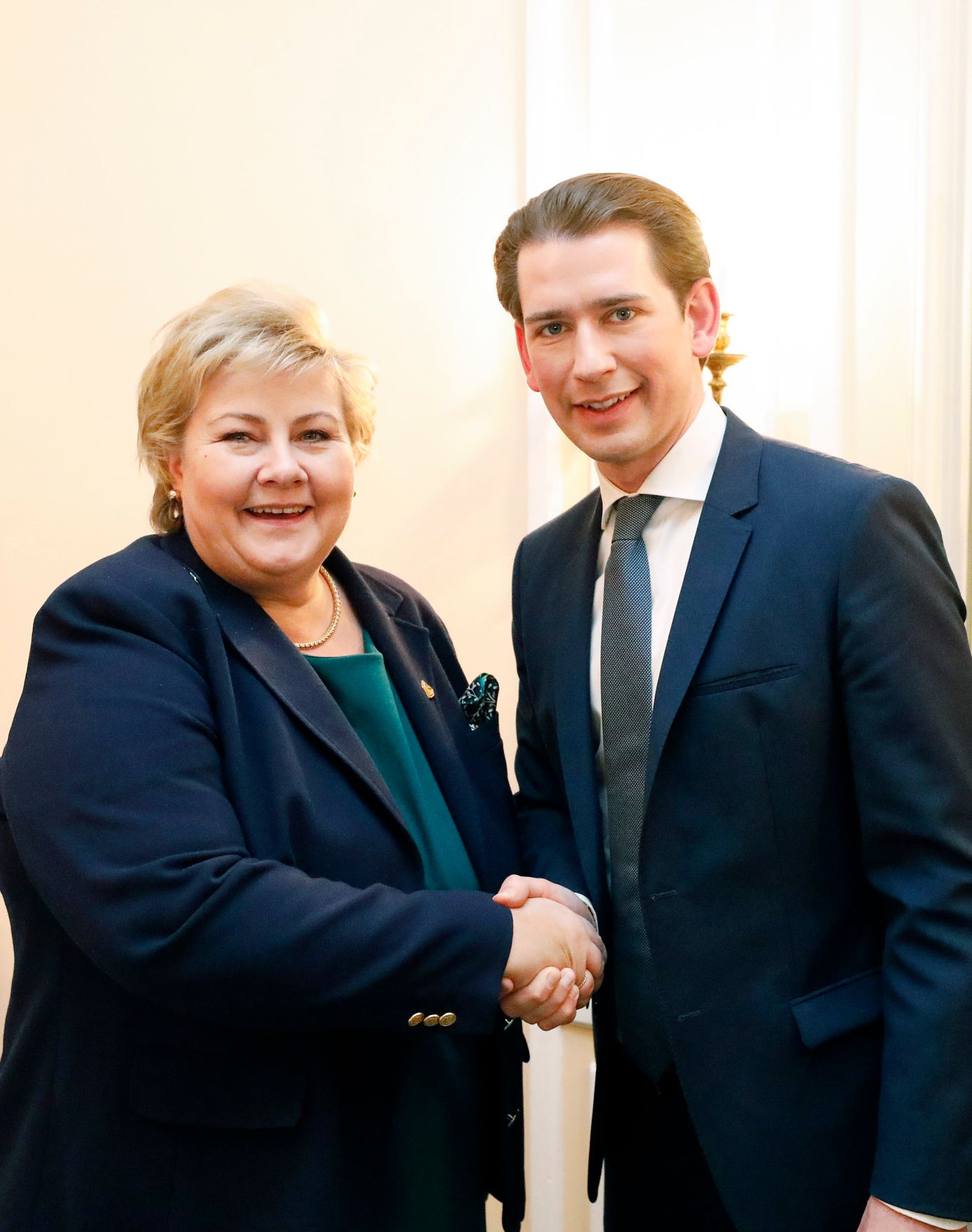Am 14. Februar 2020 besuchte Bundeskanzler Sebastian Kurz (r.) die M&uuml;nchner Sicherheitskonferenz. Im Gespr&auml;ch mit der Ministerpr&auml;sidentin von Norwegen, Erna Solberg (l.).