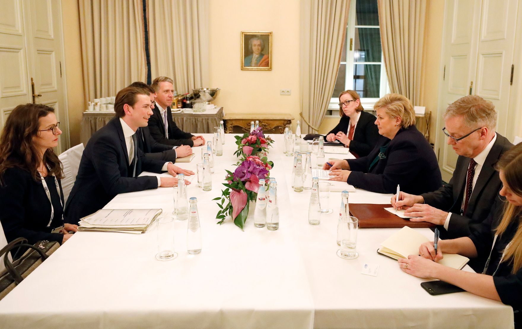 Am 14. Februar 2020 besuchte Bundeskanzler Sebastian Kurz (2.v.l.) die M&uuml;nchner Sicherheitskonferenz. Im Gespr&auml;ch mit der Ministerpr&auml;sidentin von Norwegen, Erna Solberg (2.v.r.).