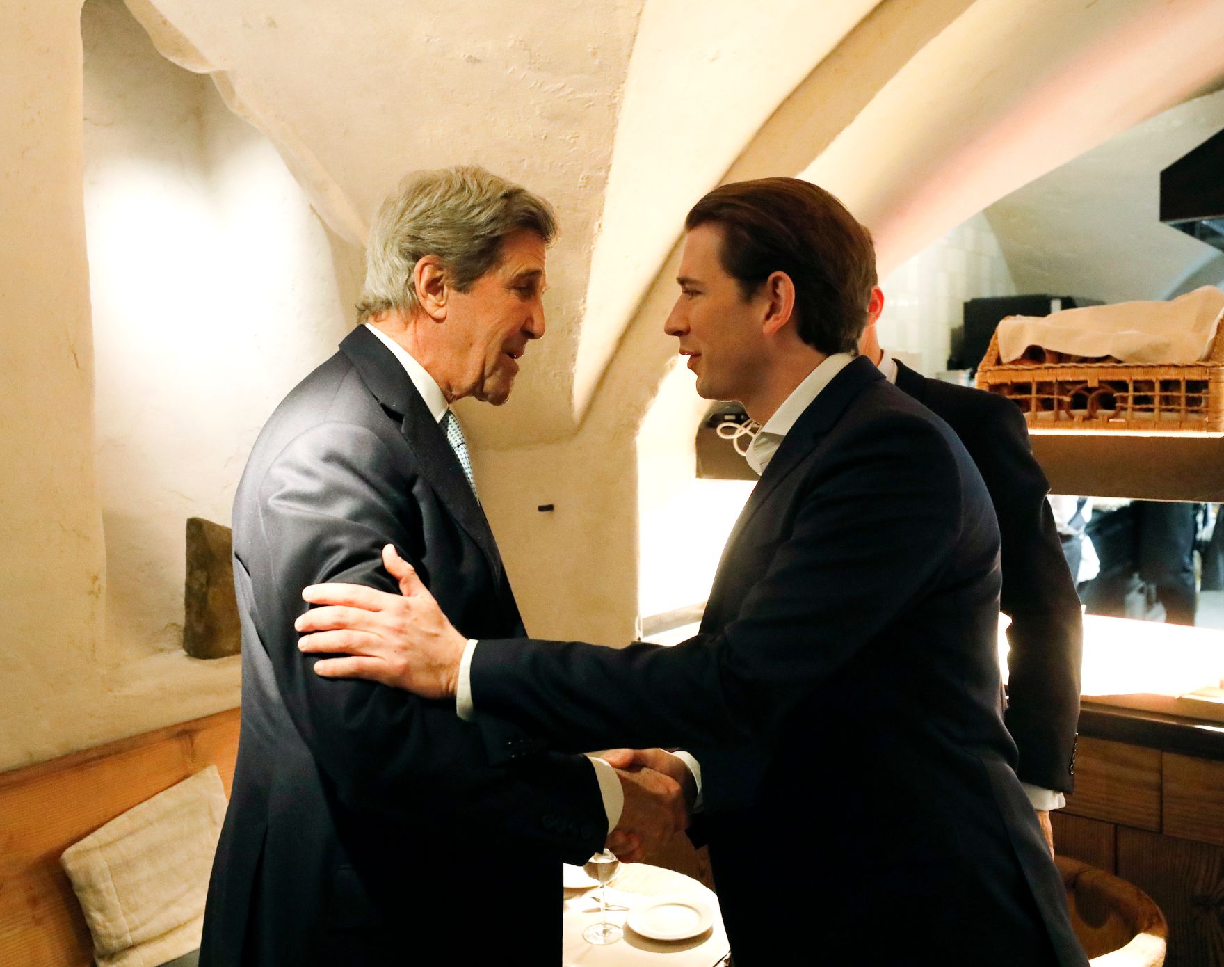 Am 15. Februar 2020 besuchte Bundeskanzler Sebastian Kurz (r.) die M&uuml;nchner Sicherheitskonferenz. Im Gespr&auml;ch mit dem ehemaligen Au&szlig;enminister der Vereinigten Staaten John Kerry (l.).