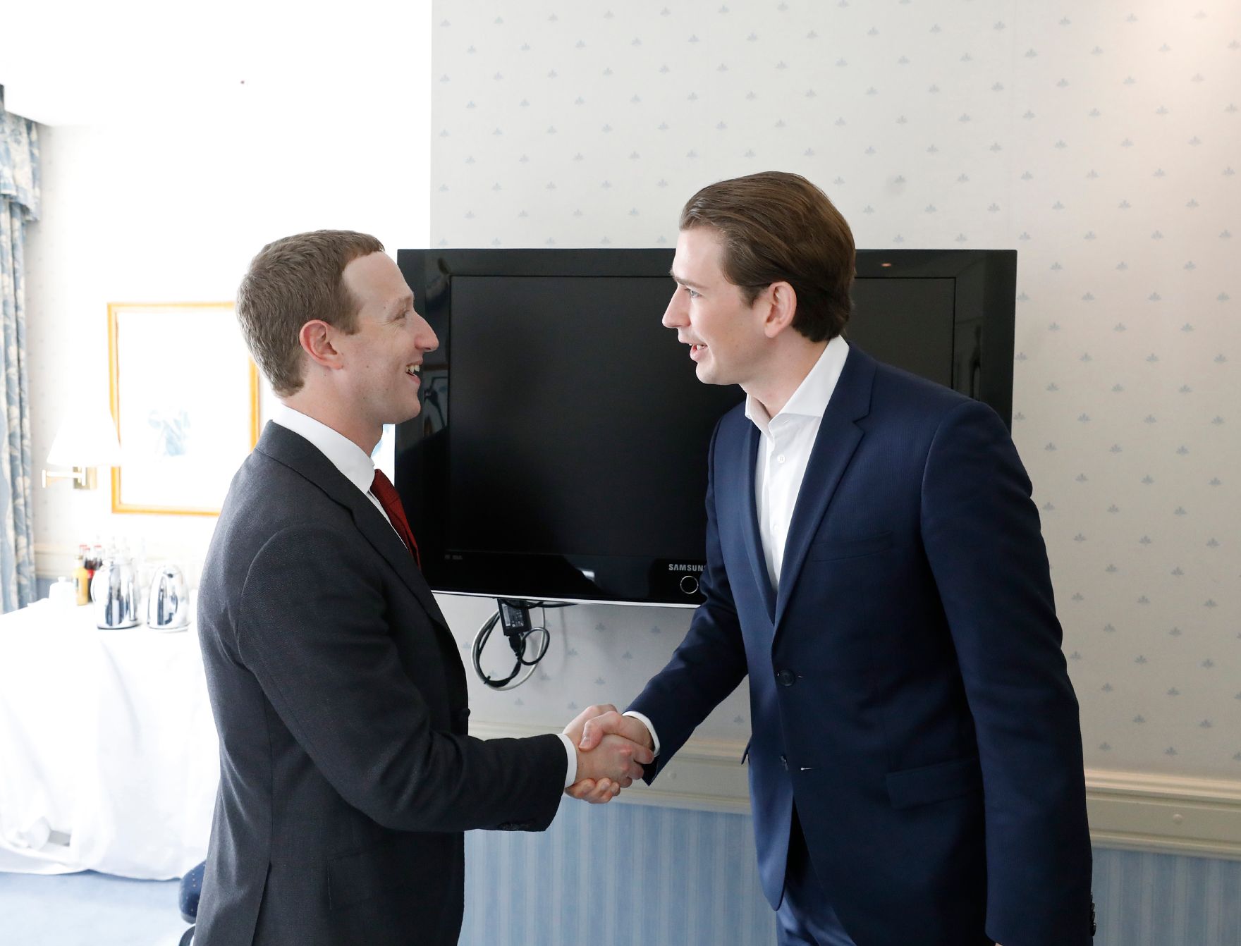 Am 15. Februar 2020 besuchte Bundeskanzler Sebastian Kurz (r.) die M&uuml;nchner Sicherheitskonferenz. Im Gespr&auml;ch mit dem Vorstandsvorsitzender von Facebook Mark Zuckerberg (l.).