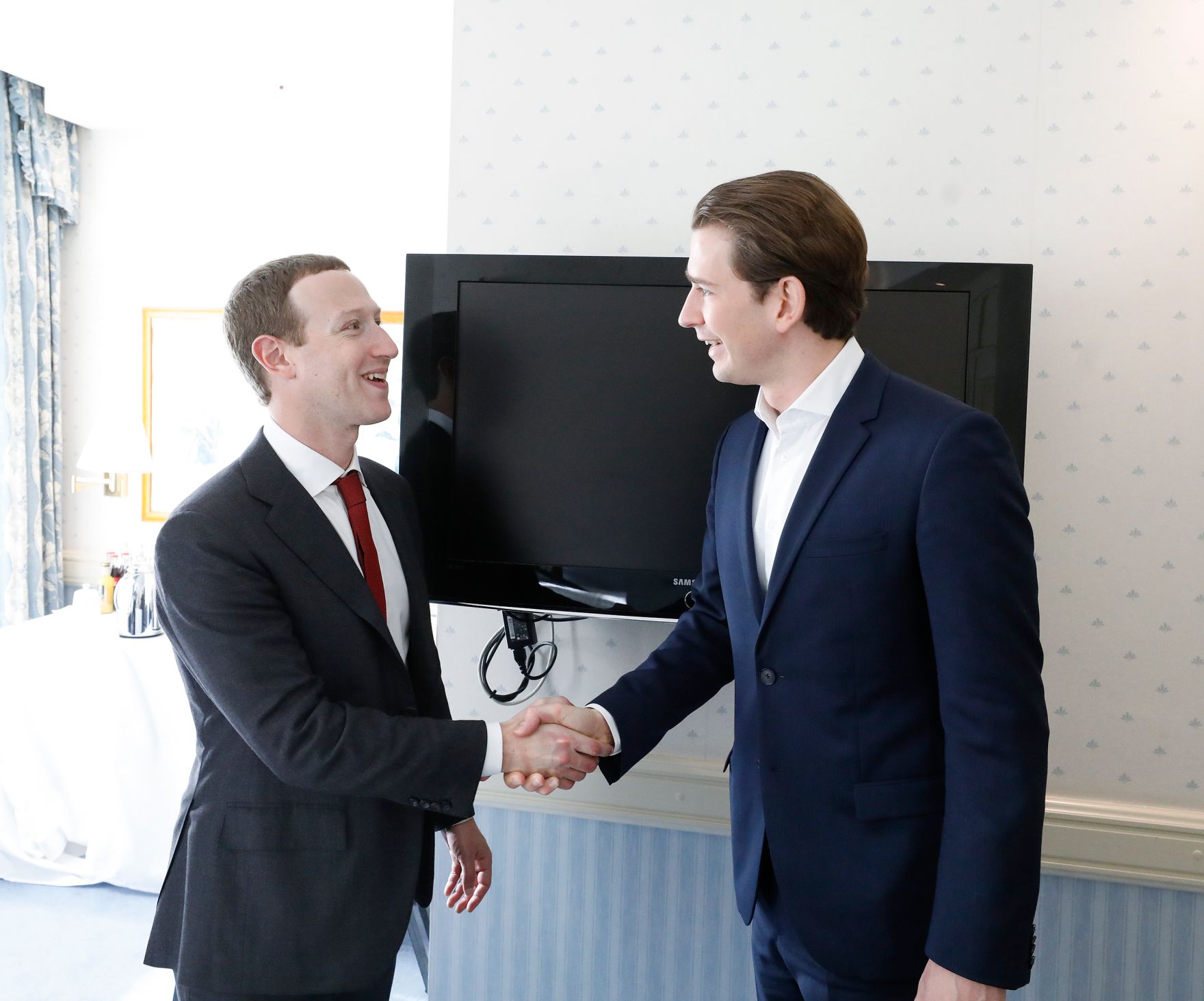 Am 15. Februar 2020 besuchte Bundeskanzler Sebastian Kurz (r.) die M&uuml;nchner Sicherheitskonferenz. Im Gespr&auml;ch mit dem Vorstandsvorsitzender von Facebook Mark Zuckerberg (l.).