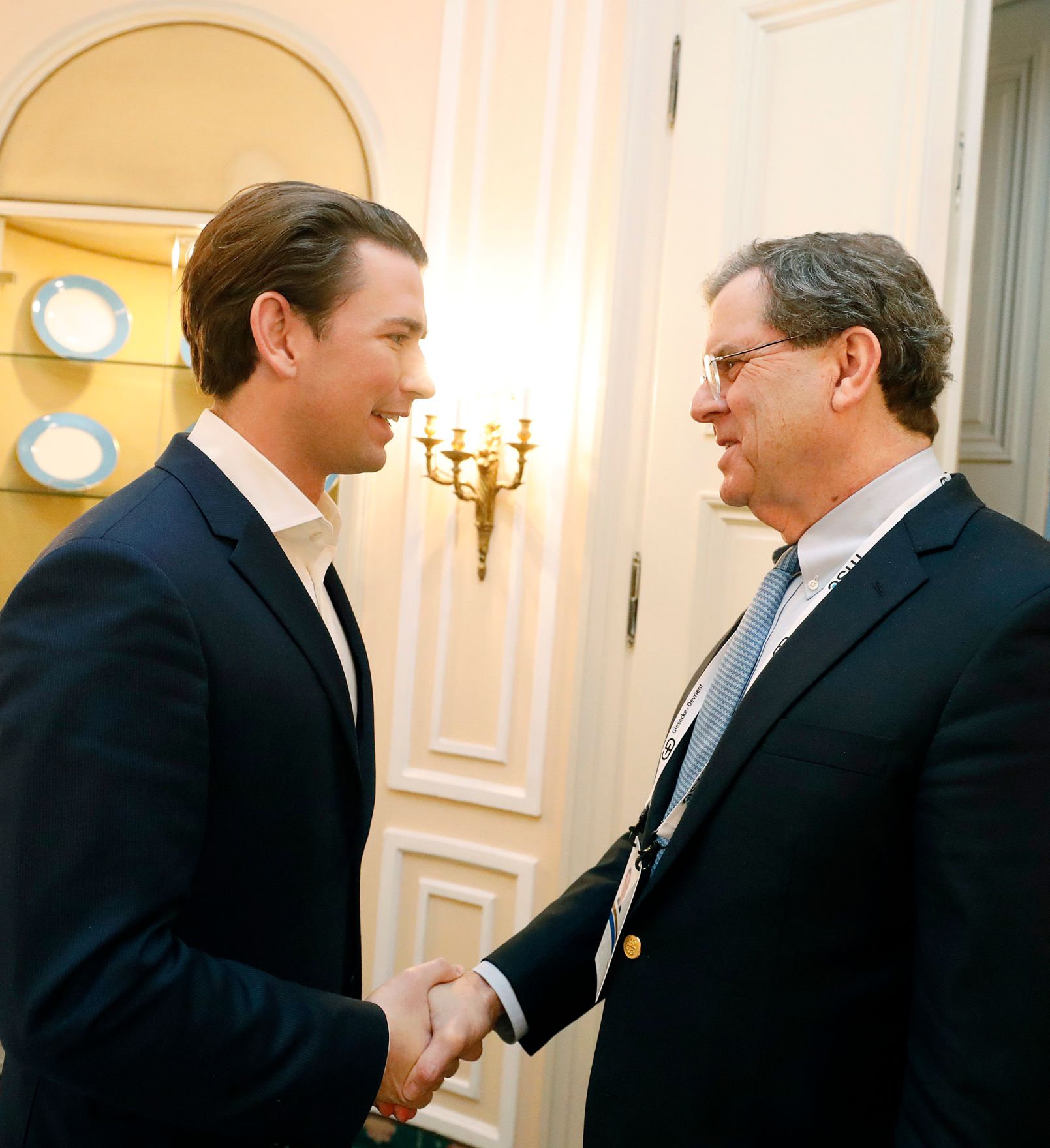 Am 15. Februar 2019 besuchte Bundeskanzler Sebastian Kurz (l.) die M&uuml;nchner Sicherheitskonferenz. Im Gespr&auml;ch mit dem Gesch&auml;ftsf&uuml;hrer des amerikanisch-j&uuml;dischen Komitees, David Harris (r.).