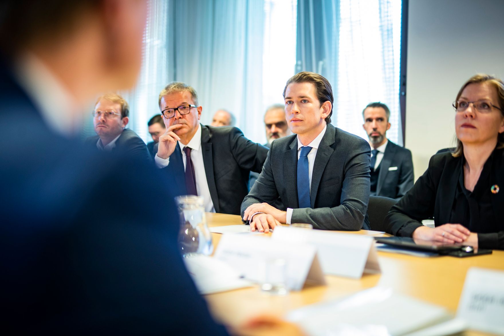 Am 24. Februar 2020 besuchte Bundeskanzler Sebastian Kurz (m.) gemeinsam mit Bundesminister Rudolf Anschober (l.), Bundesminister Karl Nehammer und Bundesministerin Leonore Gewessler (r.) den Krisenstab zum Coronavirus im Innenministerium.