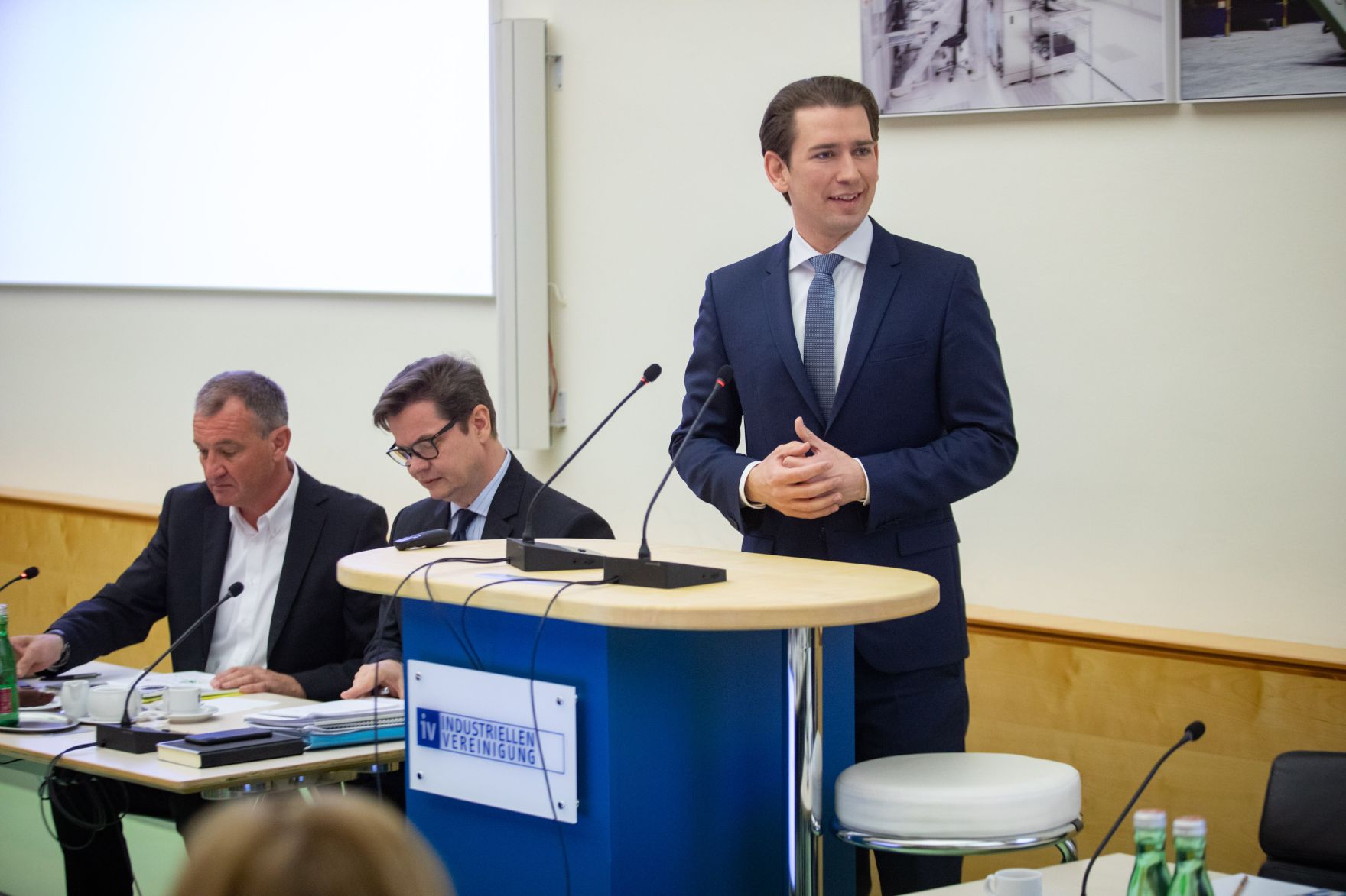 Am 27. Februar 2020 besuchte Bundeskanzler Sebastian Kurz (r.) die Industriellenvereinigung Wien. Im Bild mit dem Vize-Generalsekret&auml;r Peter Koren (l.) und dem Generalsekret&auml;r Christoph Neumayer (m.).