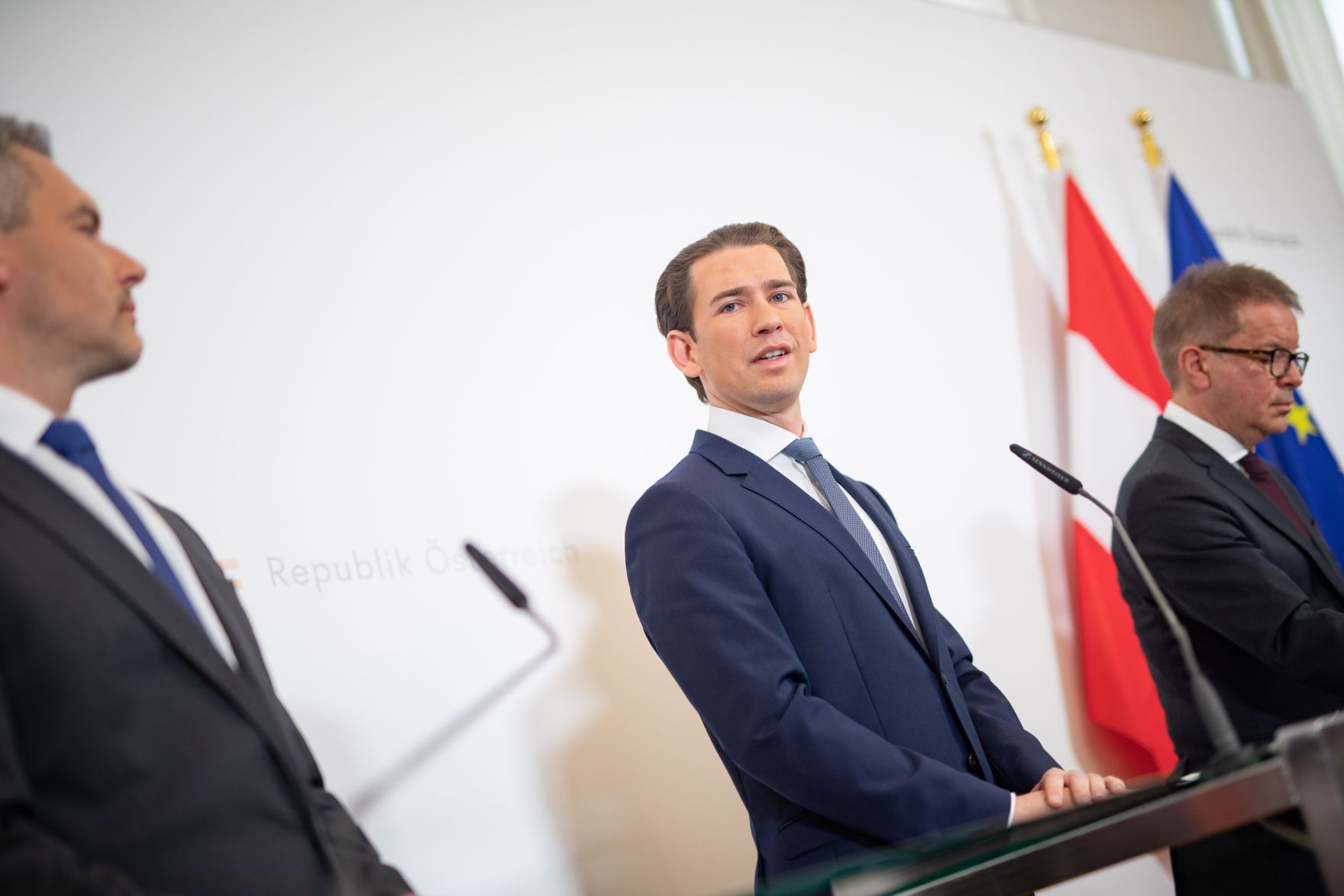 Am 10. M&auml;rz 2020 fand eine Pressekonferenz zum Thema Coronavirus im Innenministerium statt. Im Bild Bundeskanzler Sebastian Kurz (m.) mit Bundesminister Karl Nehammer (l.) und Bundesminister Rudolf Anschober (r.).