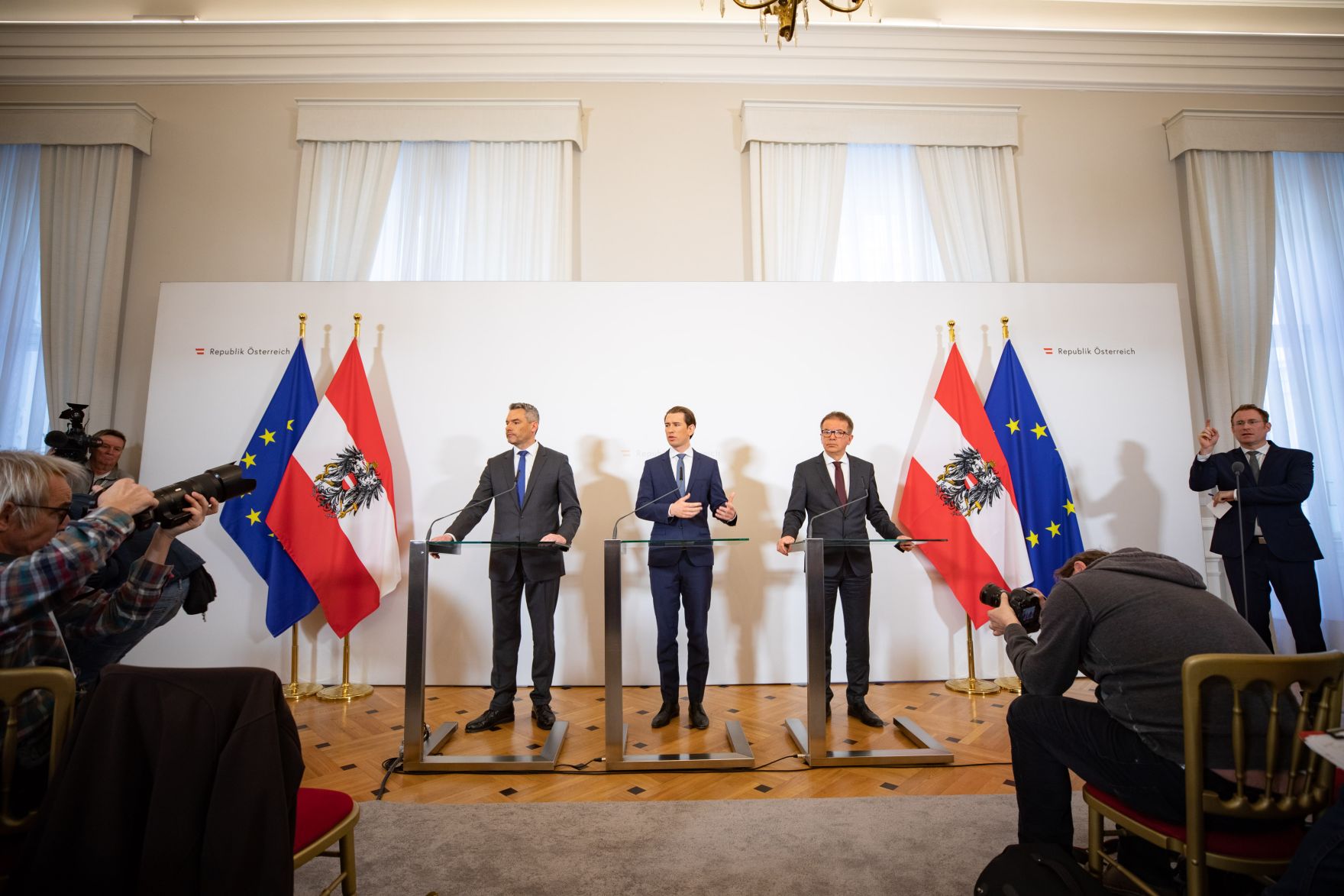 Am 10. M&auml;rz 2020 fand eine Pressekonferenz zum Thema Coronavirus im Innenministerium statt. Im Bild Bundeskanzler Sebastian Kurz (m.) mit Bundesminister Karl Nehammer (l.) und Bundesminister Rudolf Anschober (r.).