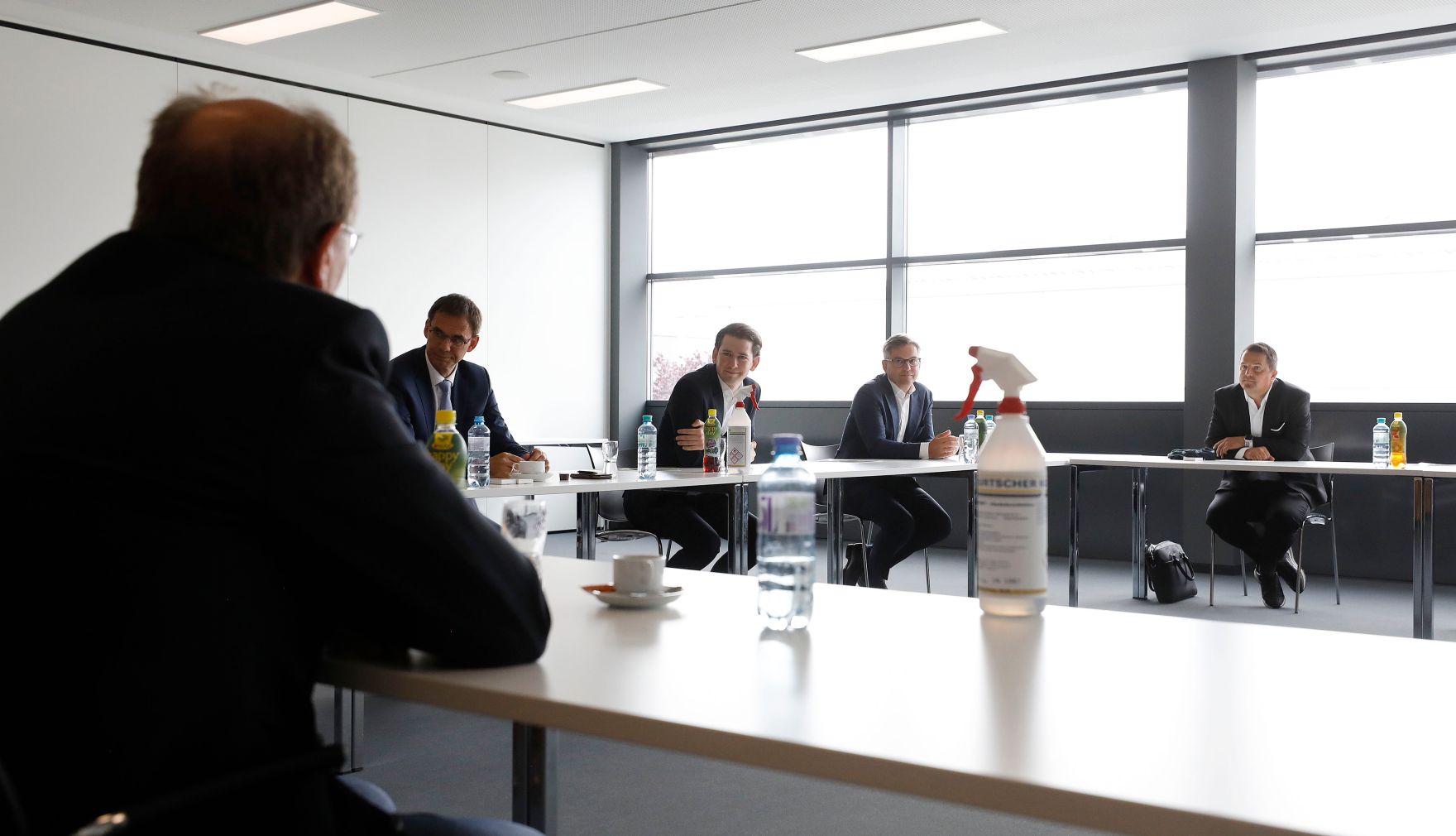 Am 14. Mai 2020 besuchte Bundeskanzler Sebastian Kurz (m.) die Hirschmann Automotive GmbH in Vorarlberg.