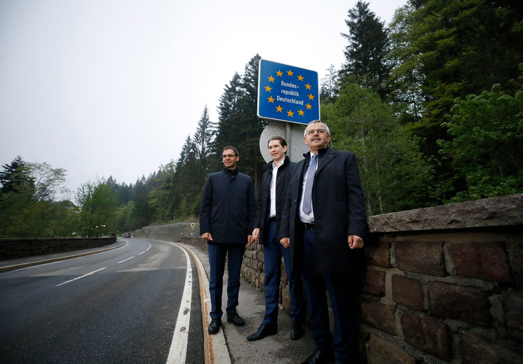 Am 14. Mai 2020 besuchte Bundeskanzler Sebastian Kurz (m.) das Kleinwalsertal. Im Bild mit Landeshauptmann Markus Wallner (l.).