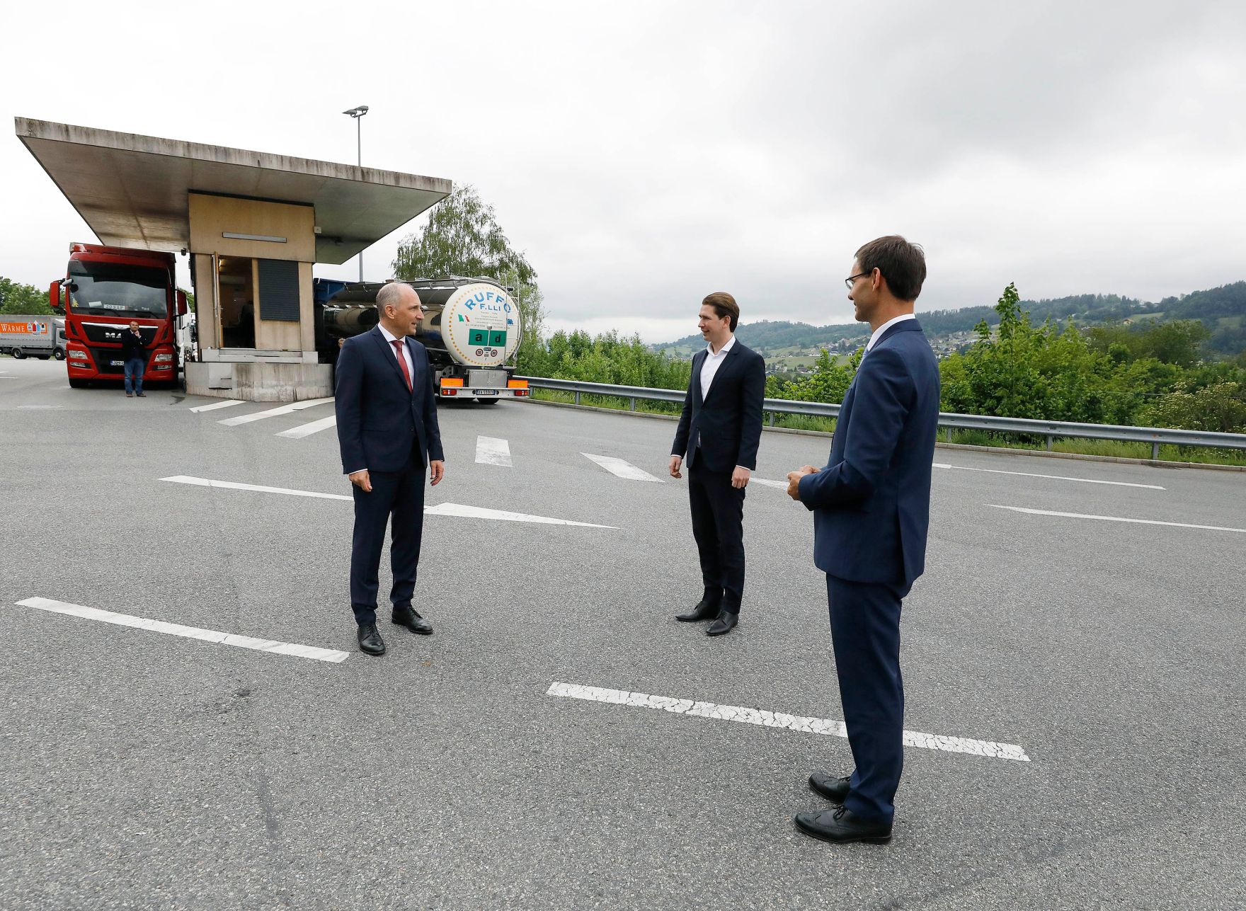 Am 14. Mai 2020 traf Bundeskanzler Sebastian Kurz (m.) den Regierungschef des F&uuml;rstentums Liechtenstein Adrian Hasler (l.).