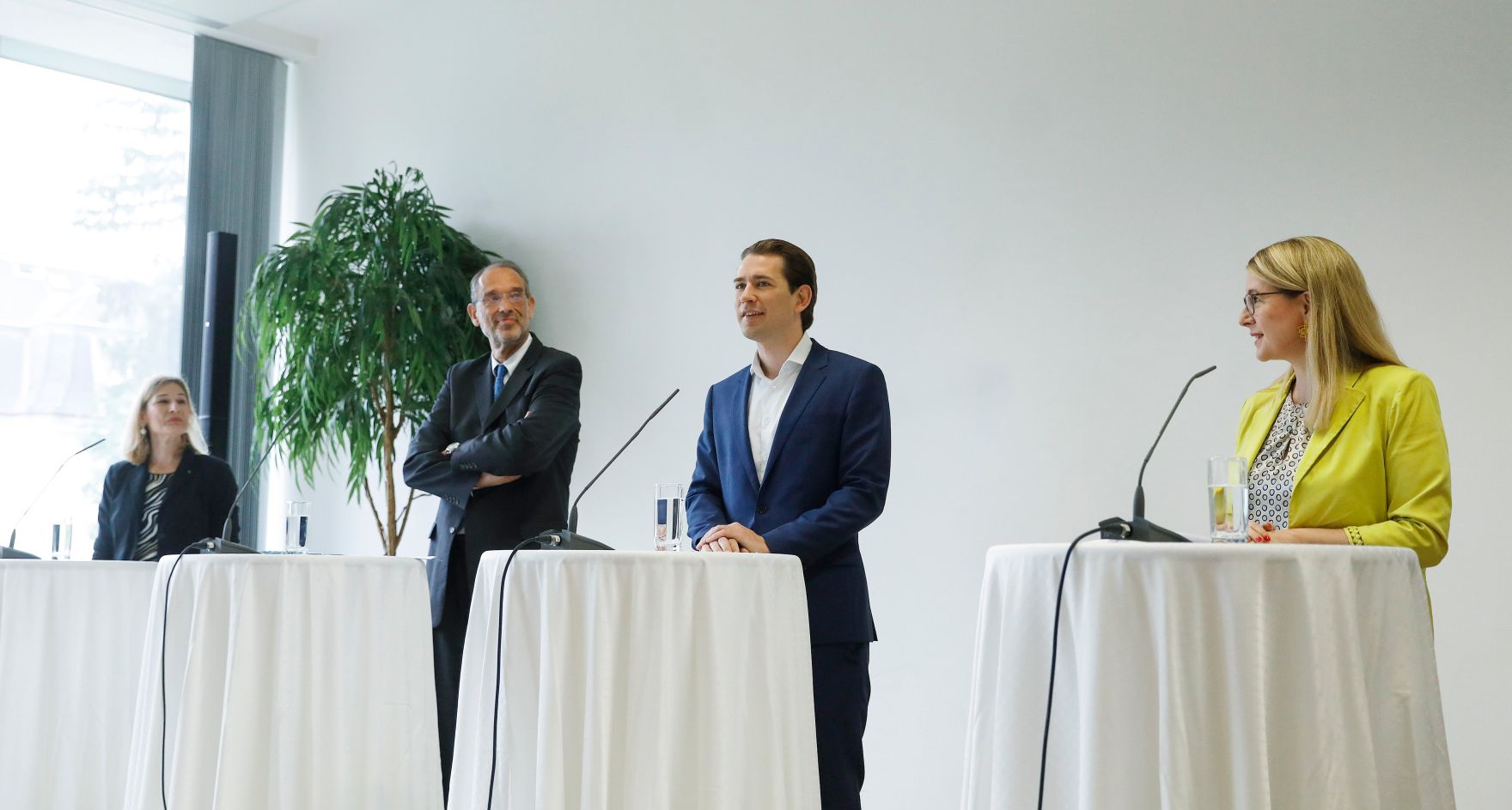 Am 17. Juni 2020 fand eine Pressekonferenz zum Thema &bdquo;Digitalisierung in der Schule&ldquo; in der Schumpeter Handeslakademie statt. Im Bild (v.l.n.r.) Direktorin Monika Wiercimak, Bundesminister Heinz Fa&szlig;mann, Bundeskanzler Sebastian Kurz und Bundesministerin Margarete Schramb&ouml;ck.