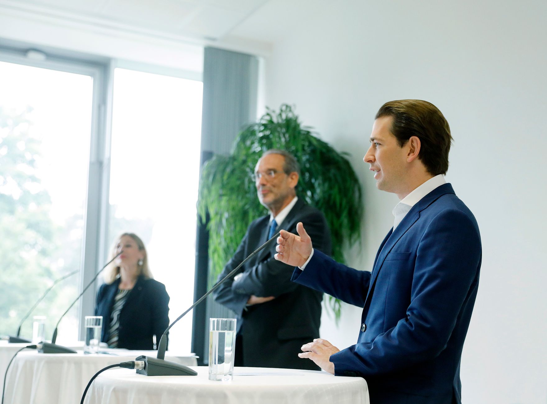 Am 17. Juni 2020 fand eine Pressekonferenz zum Thema &bdquo;Digitalisierung in der Schule&ldquo; in der Schumpeter Handeslakademie statt. Im Bild Bundeskanzler Sebastian Kurz (r.) Bundesminister Heinz Fa&szlig;mann (m.) und Direktorin Monika Wiercimak (l.).