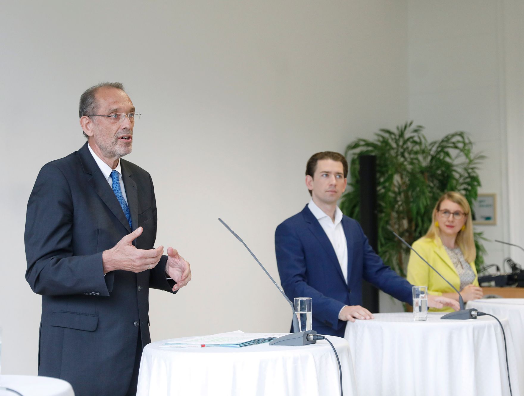 Am 17. Juni 2020 fand eine Pressekonferenz zum Thema &bdquo;Digitalisierung in der Schule&ldquo; in der Schumpeter Handeslakademie statt. Im Bild Bundeskanzler Sebastian Kurz (m.), Bundesminister Heinz Fa&szlig;mann (l.) und Bundesministerin Margarete Schramb&ouml;ck (r.).