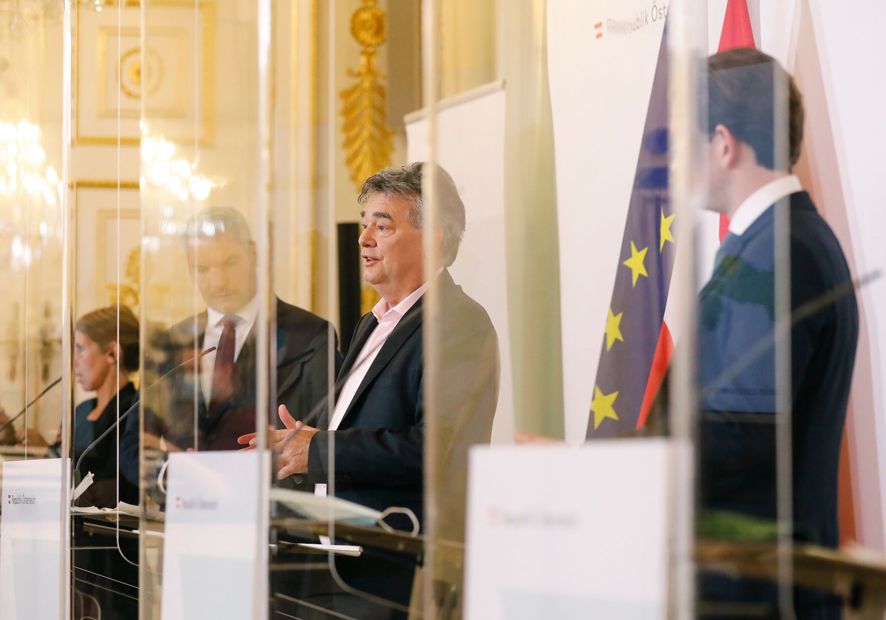 Am 4. September 2020 fand im Bundeskanzleramt eine Pressekonferenz zum Start der Corona-Ampel statt. Im Bild (v.l.n.r.) Daniela Schmid von der Agentur f&uuml;r Gesundheit und Ern&auml;hrungssicherheit, Bundesminister Karl Nehammer, Vizekanzler Werner Kogler und Bundeskanzler Sebastian Kurz.