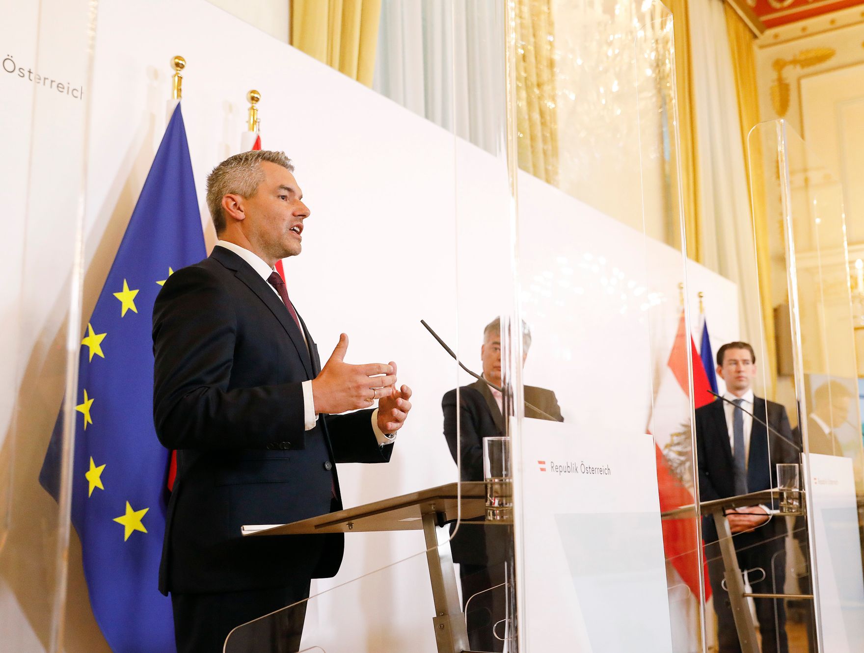 Am 4. September 2020 fand im Bundeskanzleramt eine Pressekonferenz zum Start der Corona-Ampel statt. Im Bild (v.l.n.r.) Bundesminister Karl Nehammer, Vizekanzler Werner Kogler und Bundeskanzler Sebastian Kurz.