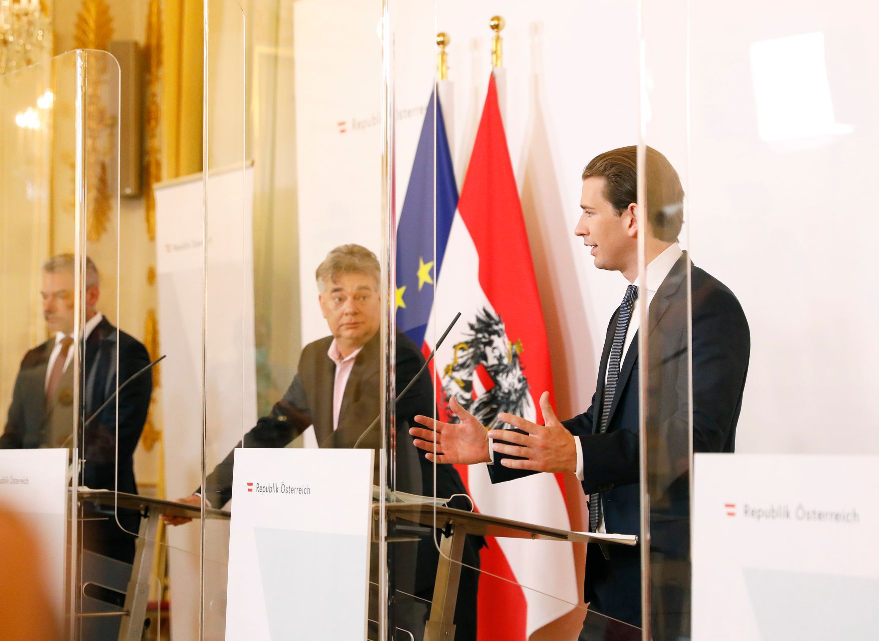 Am 4. September 2020 fand im Bundeskanzleramt eine Pressekonferenz zum Start der Corona-Ampel statt. Im Bild (v.r.n.l.) Bundeskanzler Sebastian Kurz, Vizekanzler Werner Kogler und Bundesminister Karl Nehammer.