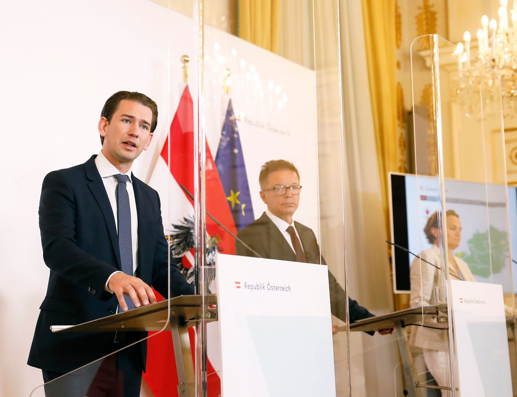 Am 4. September 2020 fand im Bundeskanzleramt eine Pressekonferenz zum Start der Corona-Ampel statt. Im Bild (v.l.n.r.) Bundeskanzler Sebastian Kurz, Bundesminister Rudolf Anschober und Daniela Schmid von der Agentur f&uuml;r Gesundheit und Ern&auml;hrungssicherheit AGES.