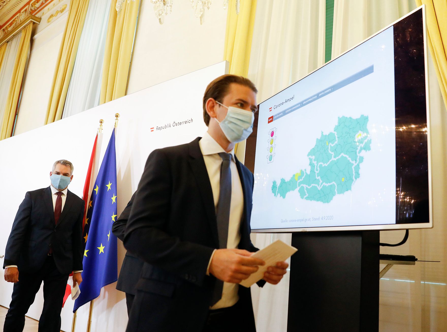 Am 4. September 2020 fand im Bundeskanzleramt eine Pressekonferenz zum Start der Corona-Ampel statt. Im Bild Bundeskanzler Sebastian Kurz (r.) und Bundesminister Karl Nehammer (l.).
