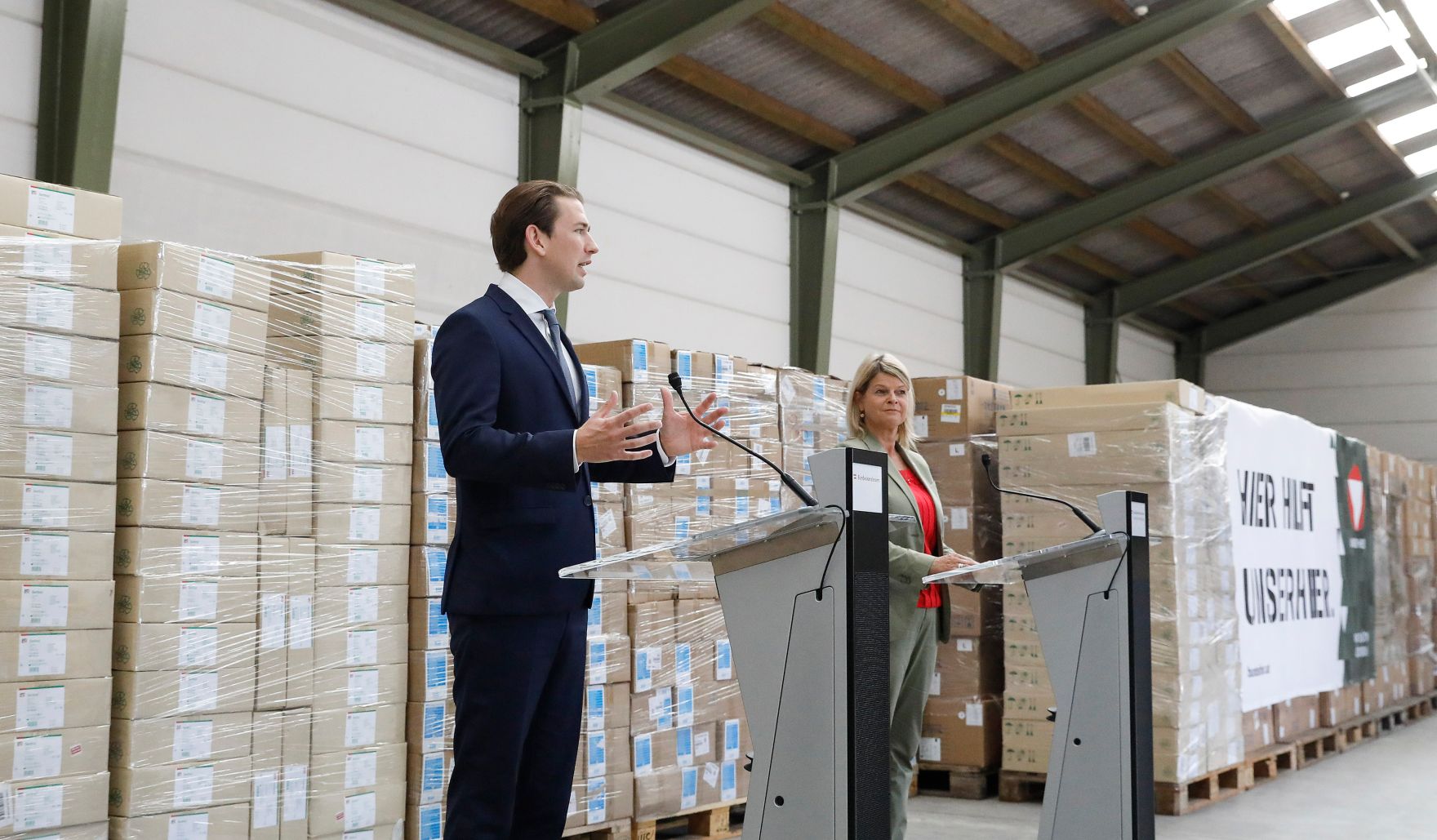 Am 15. September 2020 besuchten Bundeskanzler Sebastian Kurz (l.) und Bundesministerin Klaudia Tanner (r.) die Heeresmunitionsanstalt Grossmittel. Im Bild bei einer gemeinsamen Pressekonferenz.