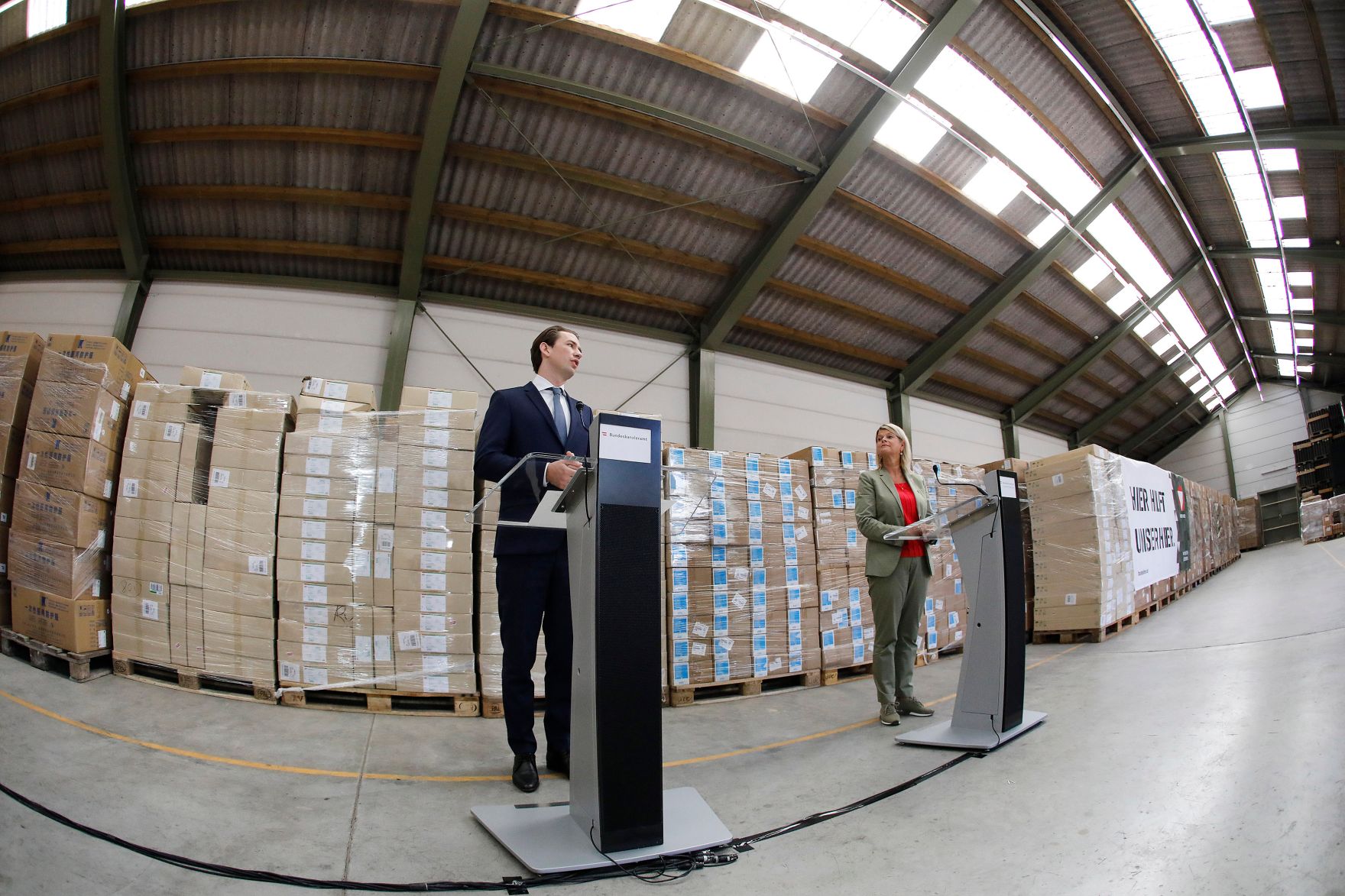 Am 15. September 2020 besuchten Bundeskanzler Sebastian Kurz (l.) und Bundesministerin Klaudia Tanner (r.) die Heeresmunitionsanstalt Grossmittel. Im Bild bei einer gemeinsamen Pressekonferenz.