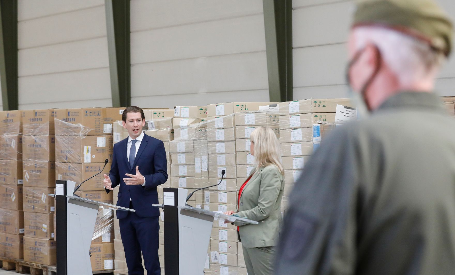 Am 15. September 2020 besuchten Bundeskanzler Sebastian Kurz (l.) und Bundesministerin Klaudia Tanner (r.) die Heeresmunitionsanstalt Grossmittel. Im Bild bei einer gemeinsamen Pressekonferenz.