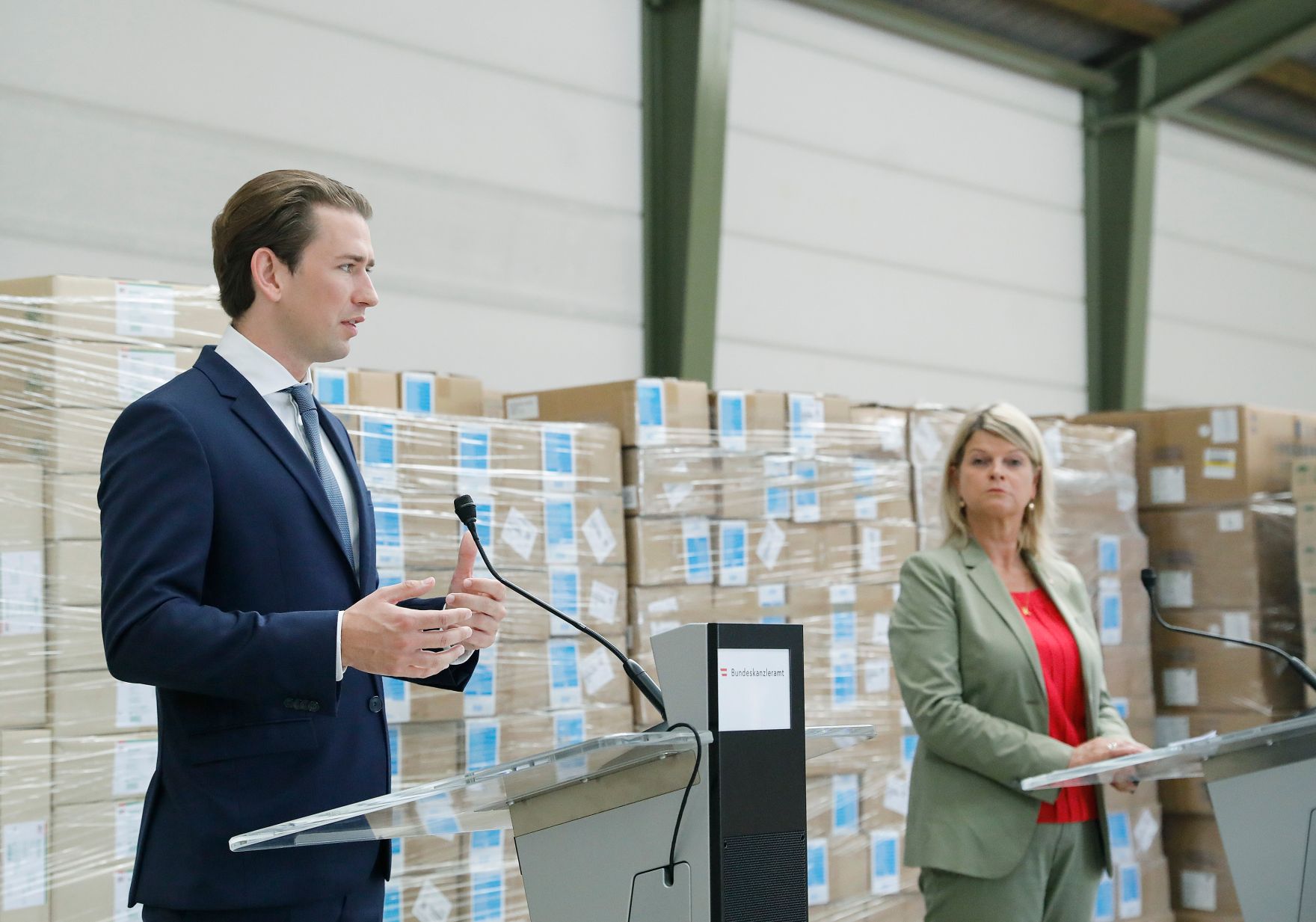 Am 15. September 2020 besuchten Bundeskanzler Sebastian Kurz (l.) und Bundesministerin Klaudia Tanner (r.) die Heeresmunitionsanstalt Grossmittel. Im Bild bei einer gemeinsamen Pressekonferenz.