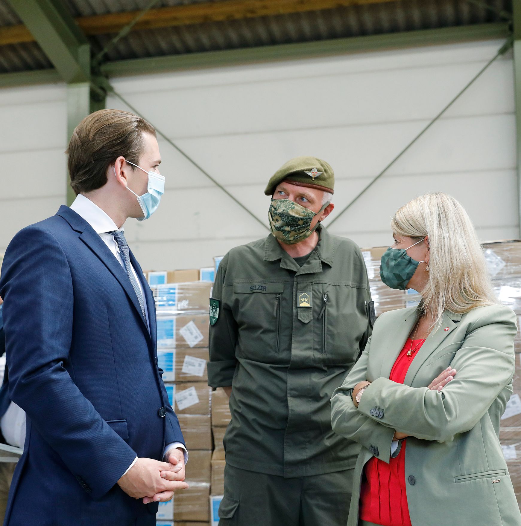 Am 15. September 2020 besuchten Bundeskanzler Sebastian Kurz (l.) und Bundesministerin Klaudia Tanner (r.) die Heeresmunitionsanstalt Grossmittel.