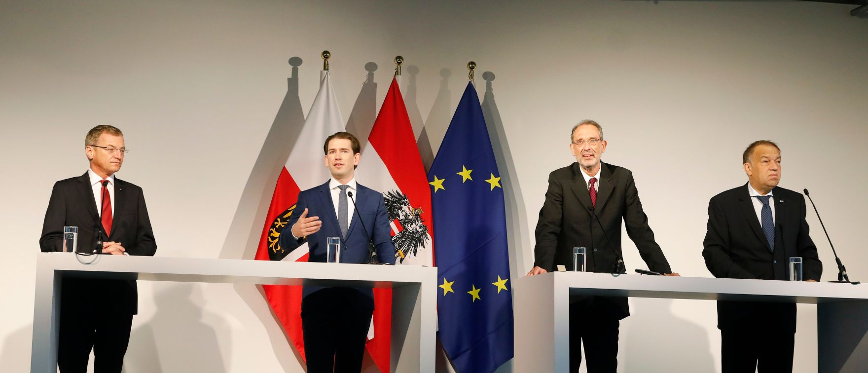 Am 13. Oktober 2020 nahm Bundeskanzler Sebastian Kurz (m.l.) an der Pressekonferenz &bdquo;Technische Universit&auml;t f&uuml;r Ober&ouml;sterreich: Die n&auml;chsten Schritte.&ldquo; teil. Im Bild mit Bundesminister Heinz Fa&szlig;mann (m.r.), Landeshauptmann Thomas Stelzer (l.) und Rektor Meinhard Lukas (r.).