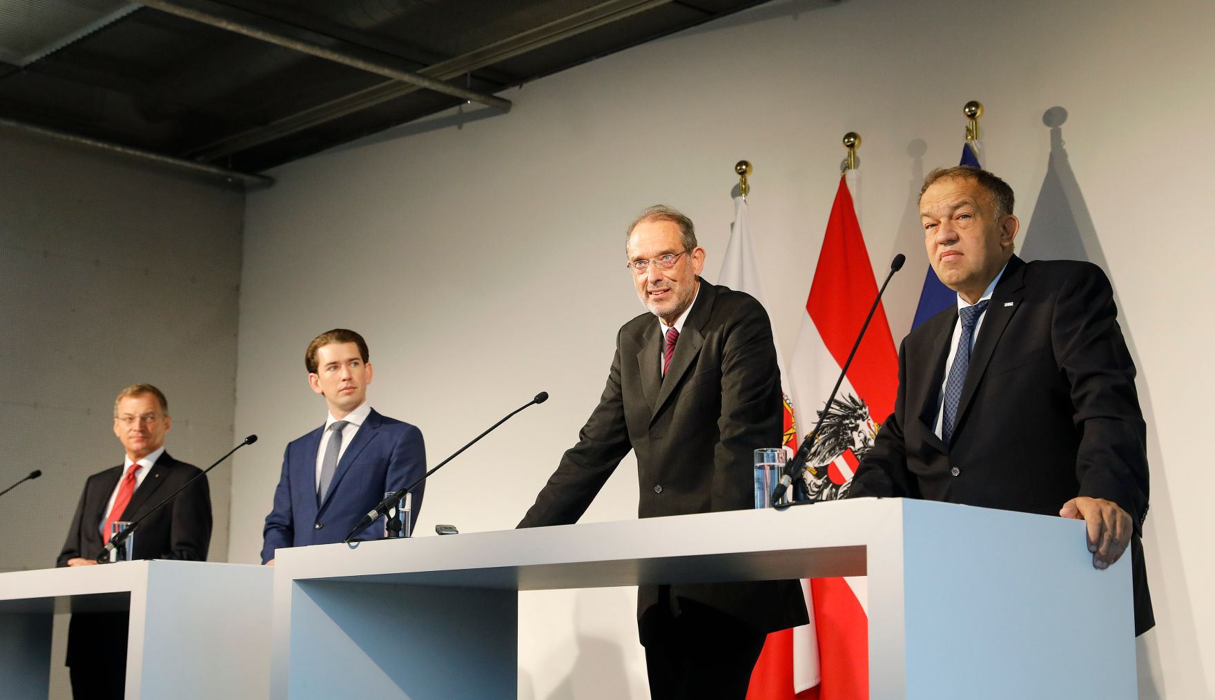 Am 13. Oktober 2020 nahm Bundeskanzler Sebastian Kurz (m.l.) an der Pressekonferenz &bdquo;Technische Universit&auml;t f&uuml;r Ober&ouml;sterreich: Die n&auml;chsten Schritte.&ldquo; teil. Im Bild mit Bundesminister Heinz Fa&szlig;mann (m.r.), Landeshauptmann Thomas Stelzer (l.) und Rektor Meinhard Lukas (r.).