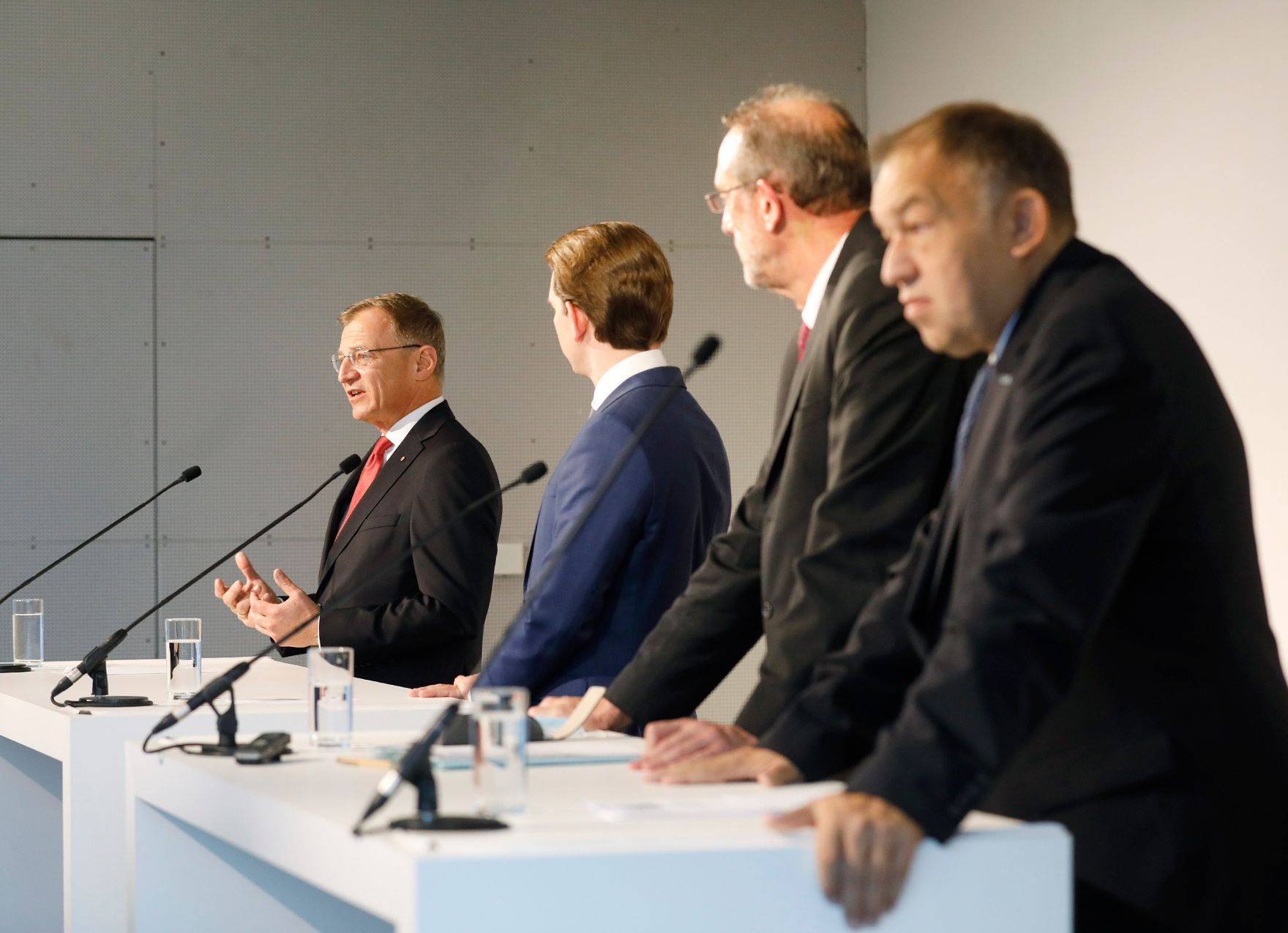 Am 13. Oktober 2020 nahm Bundeskanzler Sebastian Kurz (m.l.) an der Pressekonferenz &bdquo;Technische Universit&auml;t f&uuml;r Ober&ouml;sterreich: Die n&auml;chsten Schritte.&ldquo; teil. Im Bild mit Bundesminister Heinz Fa&szlig;mann (m.r.), Landeshauptmann Thomas Stelzer (l.) und Rektor Meinhard Lukas (r.).