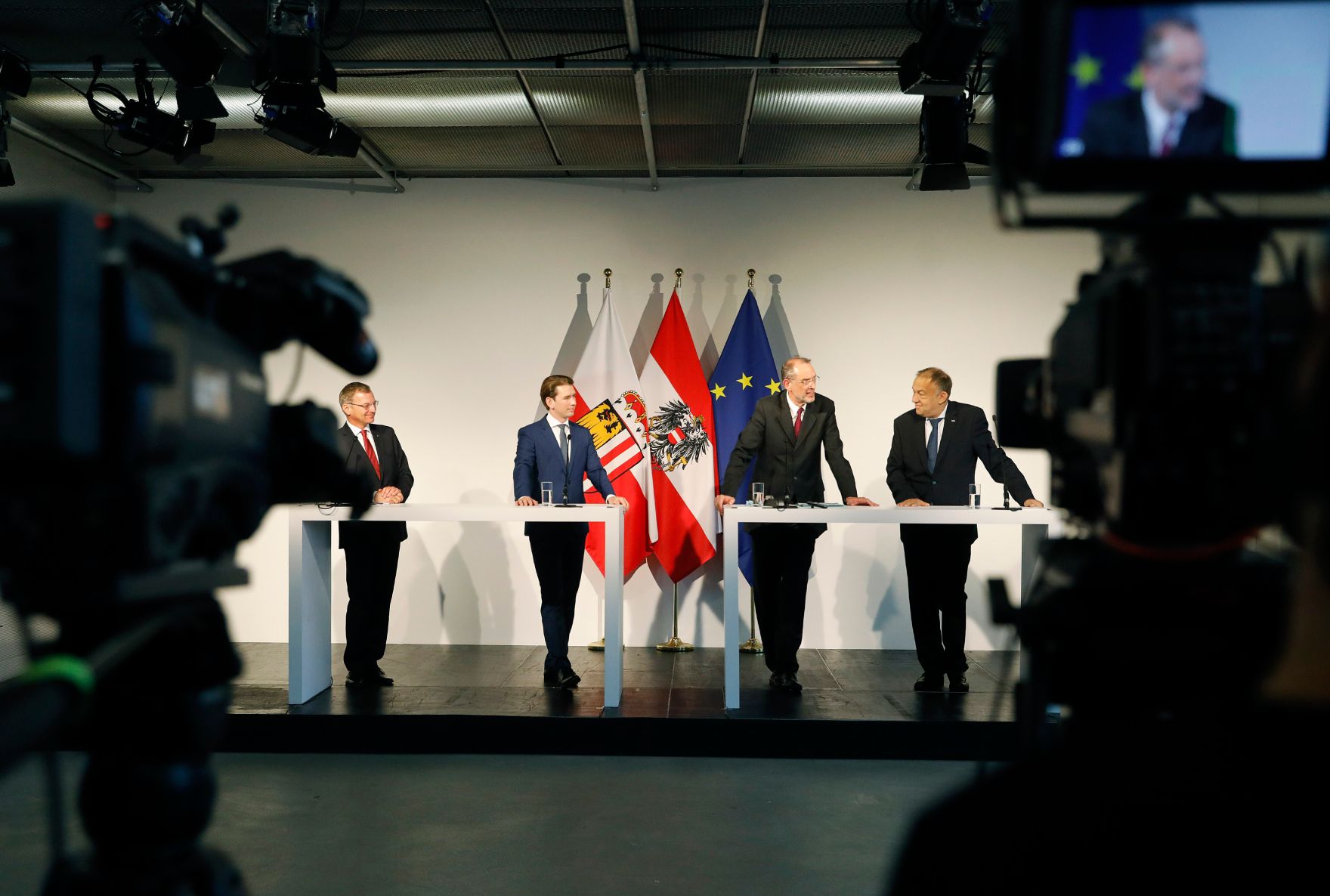 Am 13. Oktober 2020 nahm Bundeskanzler Sebastian Kurz (m.l.) an der Pressekonferenz &bdquo;Technische Universit&auml;t f&uuml;r Ober&ouml;sterreich: Die n&auml;chsten Schritte.&ldquo; teil. Im Bild mit Bundesminister Heinz Fa&szlig;mann (m.r.), Landeshauptmann Thomas Stelzer (l.) und Rektor Meinhard Lukas (r.).