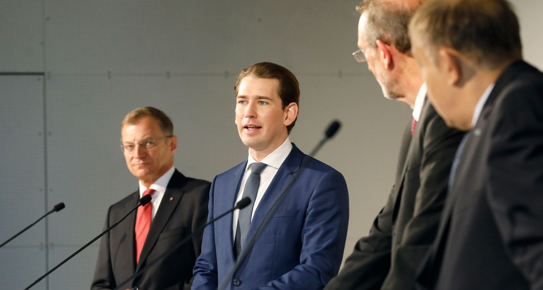 Am 13. Oktober 2020 nahm Bundeskanzler Sebastian Kurz (m.l.) an der Pressekonferenz &bdquo;Technische Universit&auml;t f&uuml;r Ober&ouml;sterreich: Die n&auml;chsten Schritte.&ldquo; teil. Im Bild mit Bundesminister Heinz Fa&szlig;mann (m.r.), Landeshauptmann Thomas Stelzer (l.) und Rektor Meinhard Lukas (r.).