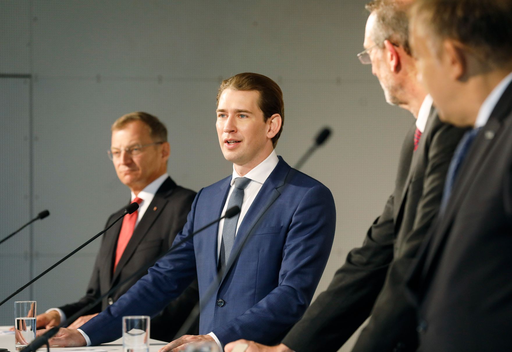Am 13. Oktober 2020 nahm Bundeskanzler Sebastian Kurz (m.l.) an der Pressekonferenz &bdquo;Technische Universit&auml;t f&uuml;r Ober&ouml;sterreich: Die n&auml;chsten Schritte.&ldquo; teil. Im Bild mit Bundesminister Heinz Fa&szlig;mann (m.r.), Landeshauptmann Thomas Stelzer (l.) und Rektor Meinhard Lukas (r.).