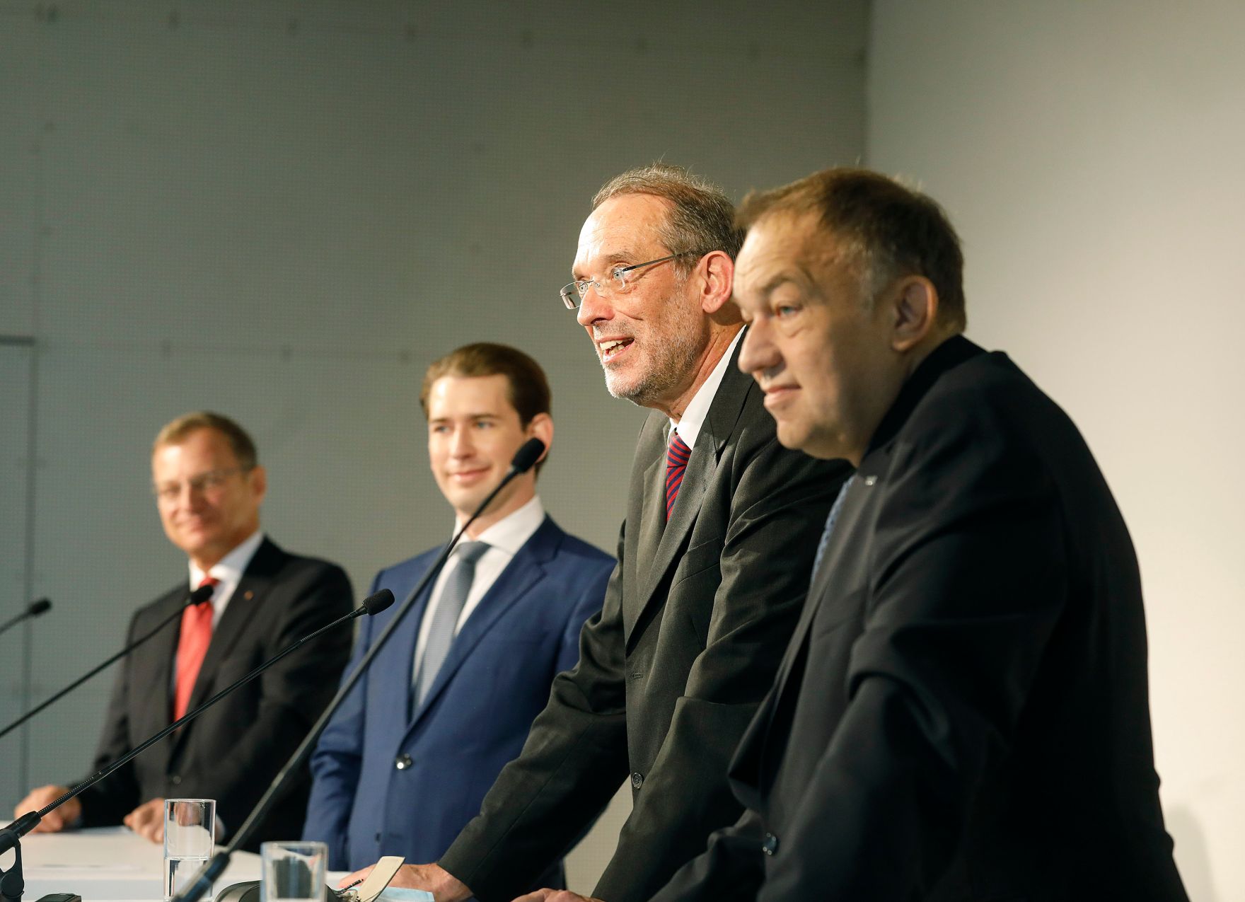 Am 13. Oktober 2020 nahm Bundeskanzler Sebastian Kurz (m.l.) an der Pressekonferenz &bdquo;Technische Universit&auml;t f&uuml;r Ober&ouml;sterreich: Die n&auml;chsten Schritte.&ldquo; teil. Im Bild mit Bundesminister Heinz Fa&szlig;mann (m.r.), Landeshauptmann Thomas Stelzer (l.) und Rektor Meinhard Lukas (r.).
