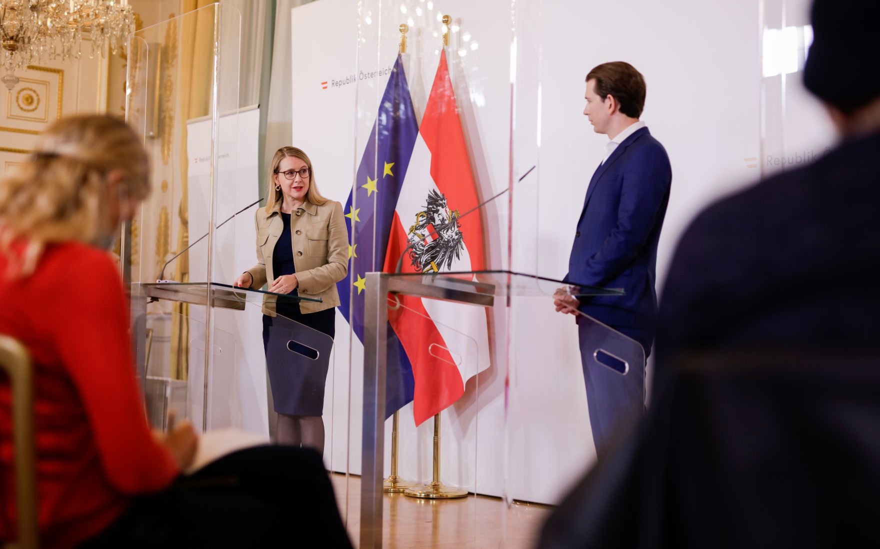 Am 20. Oktober 2020 gab Bundeskanzler Sebastian Kurz (r.) gemeinsam mit Bundesministerin Margarete Schramb&ouml;ck (l.) und der General Managerin von Microsoft &Ouml;sterreichDorothee Ritz eine Pressekonferenz zur geplanten "Rechenzentrum Region &Ouml;sterreich".