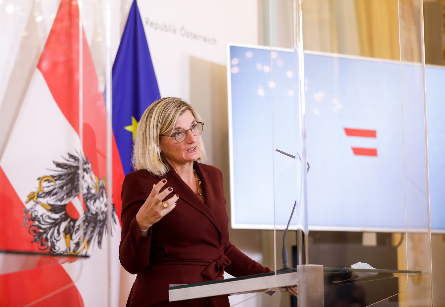 Am 20. Oktober 2020 gab Bundeskanzler Sebastian Kurz gemeinsam mit Bundesministerin Margarete Schramb&ouml;ck und der General Managerin von Microsoft &Ouml;sterreichDorothee Ritz (im Bild) eine Pressekonferenz zur geplanten "Rechenzentrum Region &Ouml;sterreich".