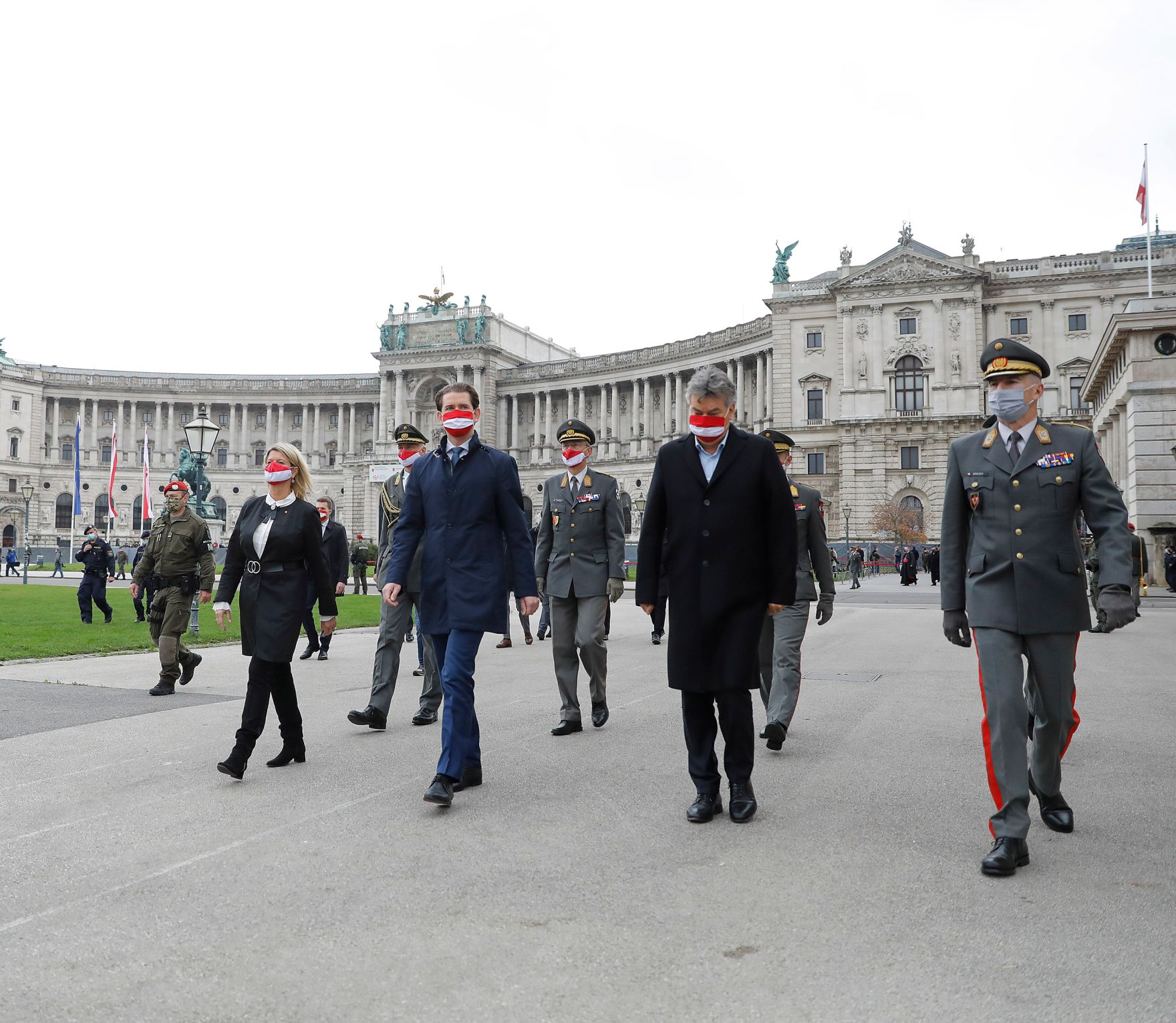 Am 26. Oktober 2020 hielt Bundeskanzler Sebastian Kurz (m.) im Rahmen der Angelobung der Rekrutinnen und Rekruten des &ouml;sterreichischen Bundesheeres auf dem Wiener Heldenplatz eine Rede zum &Ouml;sterreichischen Nationalfeiertag. Im Bild mit Vizekanzler Werner Kogler (r.) und Bundesministerin Klaudia Tanner (l.).