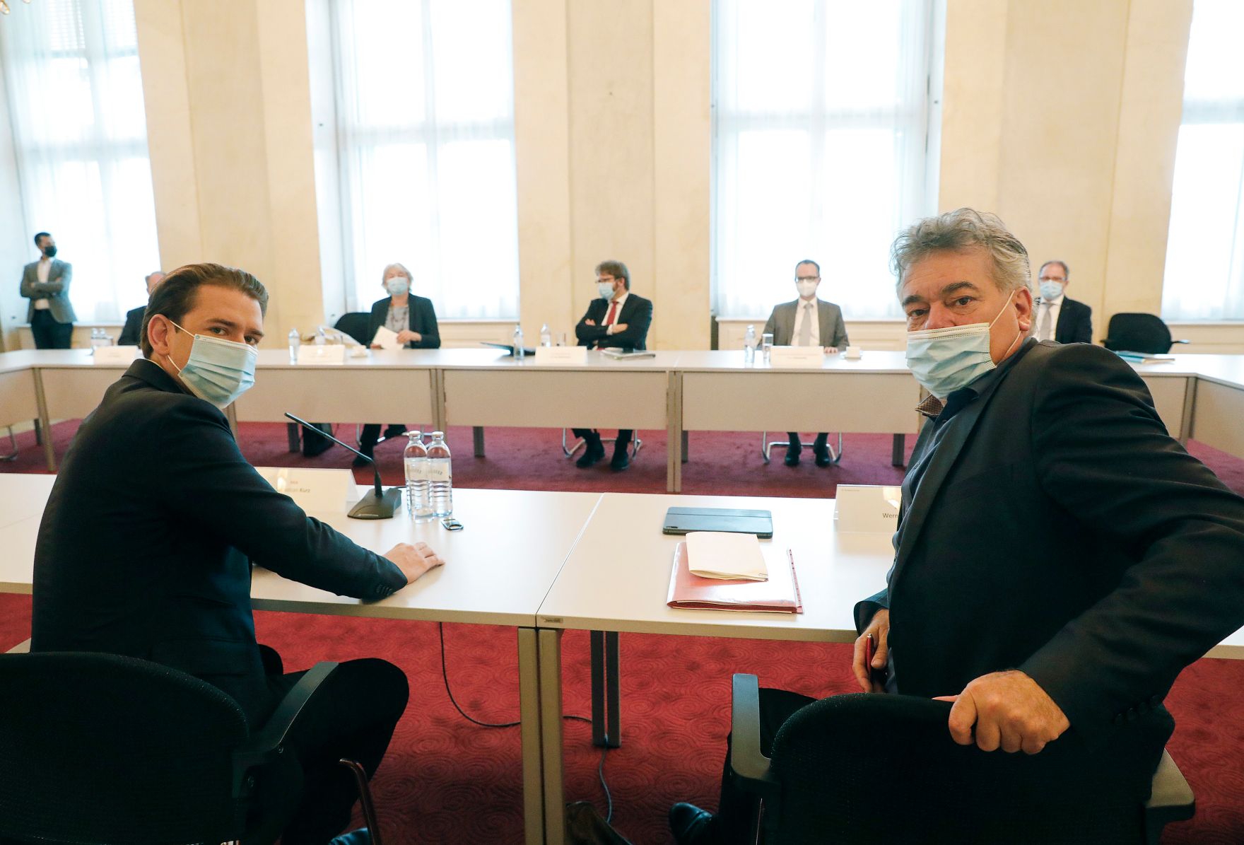 Am 29. Oktober 2020 fand ein Gespr&auml;ch mit Expertinnen und Experten zur Ressourcenlage an &Ouml;sterreichs Krankenh&auml;usern statt. Im Bild Bundeskanzler Sebastian Kurz (l.) und Vizekanzler Werner Kogler (r.).