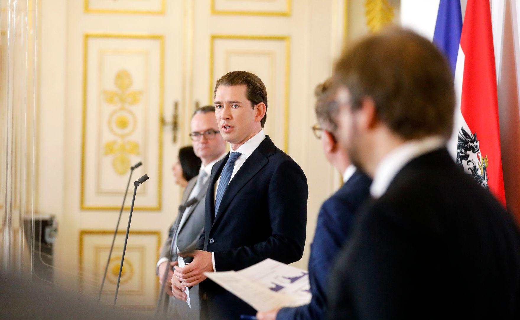 Am 29. Oktober 2020 fand eine Pressekonferenz nach dem Gespr&auml;ch mit Expertinnen und Experten zur Ressourcenlage an &Ouml;sterreichs Krankenh&auml;usern statt. Im Bild (v.l.n.r.) Klaus Markstaller, Leiter der der Universit&auml;tsklinik f&uuml;r An&auml;sthesie, Allgemeine Intensivmedizin und Schmerztherapie der MedUni Wien, Bundeskanzler Sebastian Kurz, Bundesminister Rudolf Anschober und Herwig Ostermann, Gesch&auml;ftsf&uuml;hrer der Gesundheit &Ouml;sterreich GmbH.