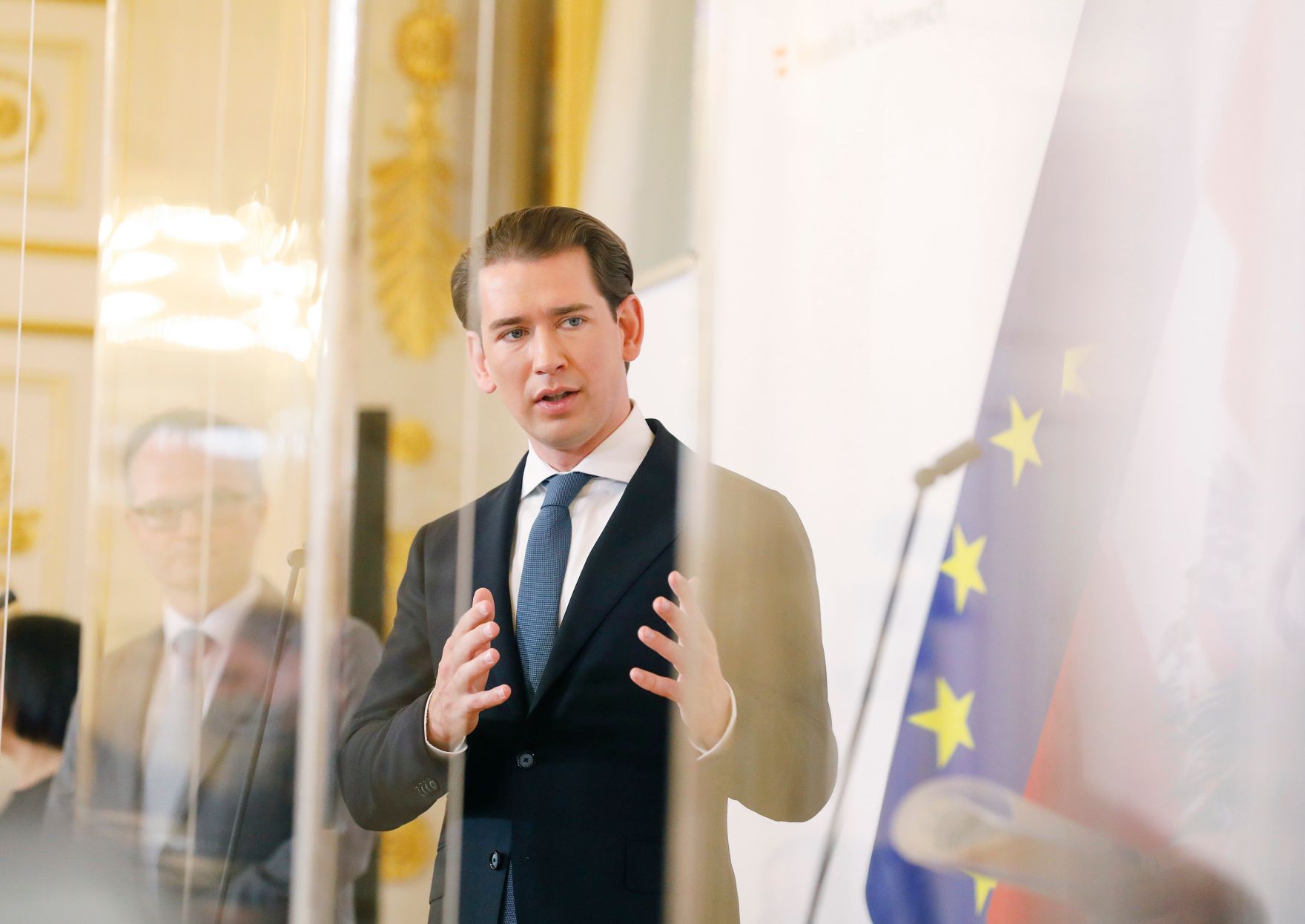 Am 29. Oktober 2020 fand eine Pressekonferenz nach dem Gespr&auml;ch mit Expertinnen und Experten zur Ressourcenlage an &Ouml;sterreichs Krankenh&auml;usern statt. Im Bild Bundeskanzler Sebastian Kurz (r.) und Klaus Markstaller, Leiter der der Universit&auml;tsklinik f&uuml;r An&auml;sthesie, Allgemeine Intensivmedizin und Schmerztherapie der MedUni Wien (l.).