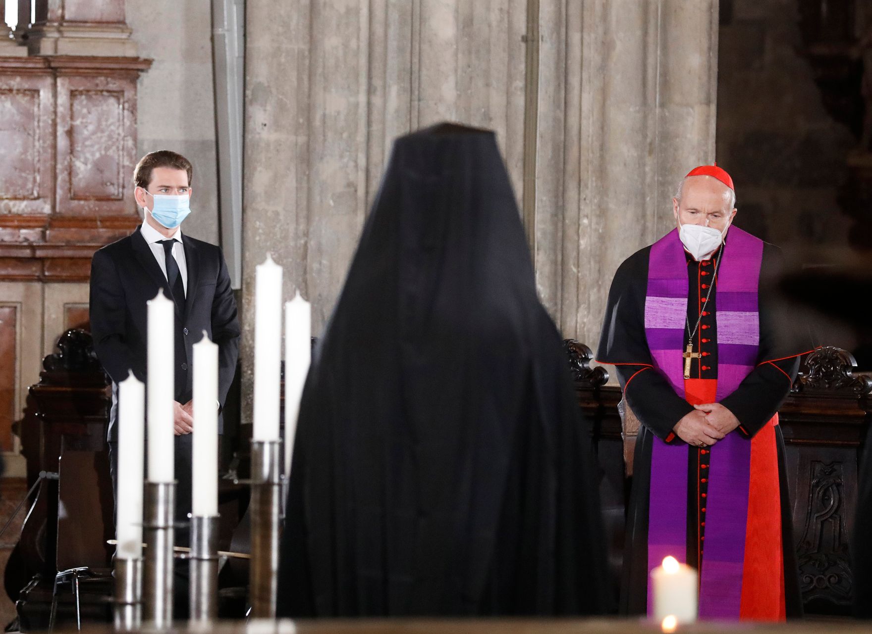 Am 3. November 2020 nahm Bundeskanzler Sebastian Kurz (l.) am Gedenkgottesdienst f&uuml;r die Opfer des Terroranschlags in Wien im Stephansdom teil. Im Bild mit Kardinal Christoph Sch&ouml;nborn (r.).