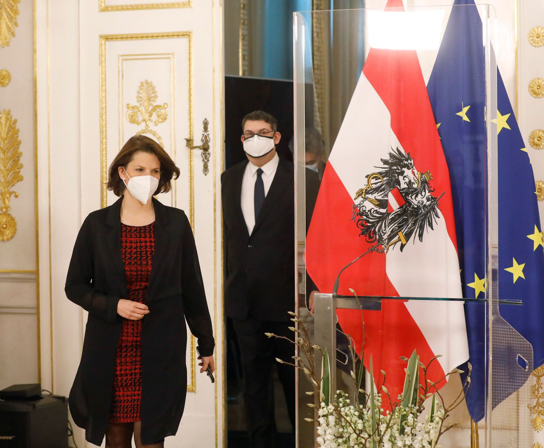 Am 9. November 2020 fand anl&auml;&szlig;lich der Novemberpogrome eine Gedenkveranstaltung im Bundeskanzleramt statt. Im Bild Bundesministerin Karoline Edtstadler (l.) und der Pr&auml;sident der Israelitischen Kultusgemeinde Oskar Deutsch (r.).