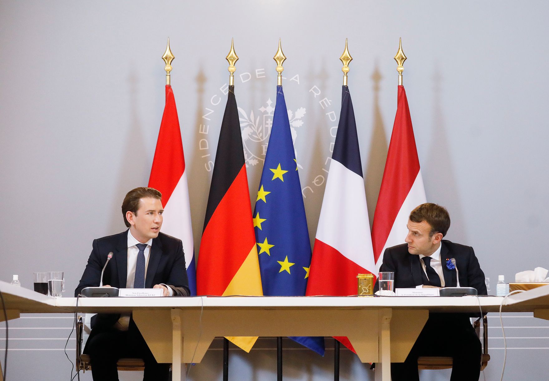 Am 10. November 2020 traf Bundeskanzler Sebastian Kurz (l.) im Rahmen seines Arbeitsbesuch in Paris den franz&ouml;sischen Staatspr&auml;sidenten Emmanuel Macron (r.). Im Bild bei einer gemeinsamen Videokonferenz.