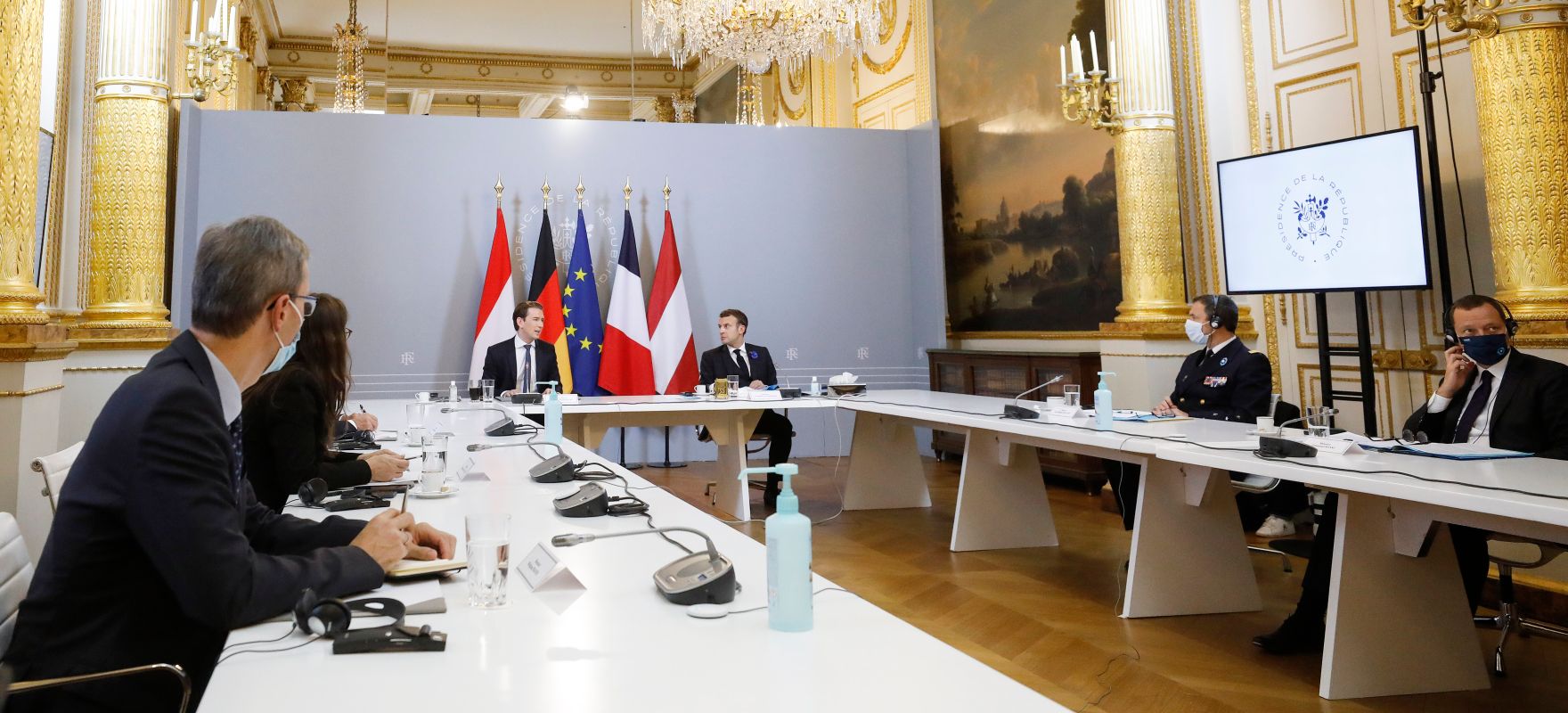 Am 10. November 2020 traf Bundeskanzler Sebastian Kurz im Rahmen seines Arbeitsbesuch in Paris den franz&ouml;sischen Staatspr&auml;sidenten Emmanuel Macron. Im Bild bei einer gemeinsamen Videokonferenz.