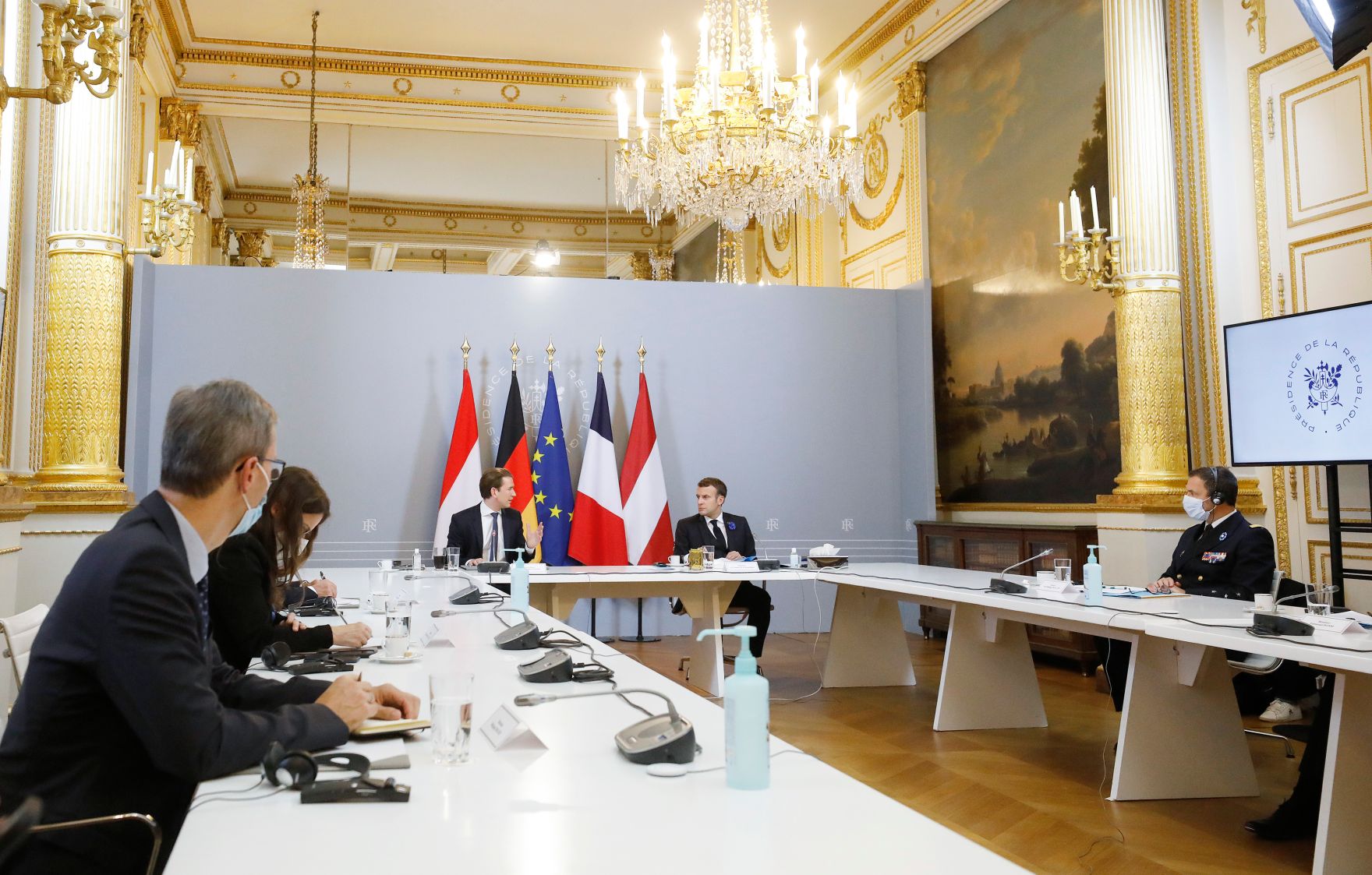 Am 10. November 2020 traf Bundeskanzler Sebastian Kurz im Rahmen seines Arbeitsbesuch in Paris den franz&ouml;sischen Staatspr&auml;sidenten Emmanuel Macron. Im Bild bei einer gemeinsamen Videokonferenz.