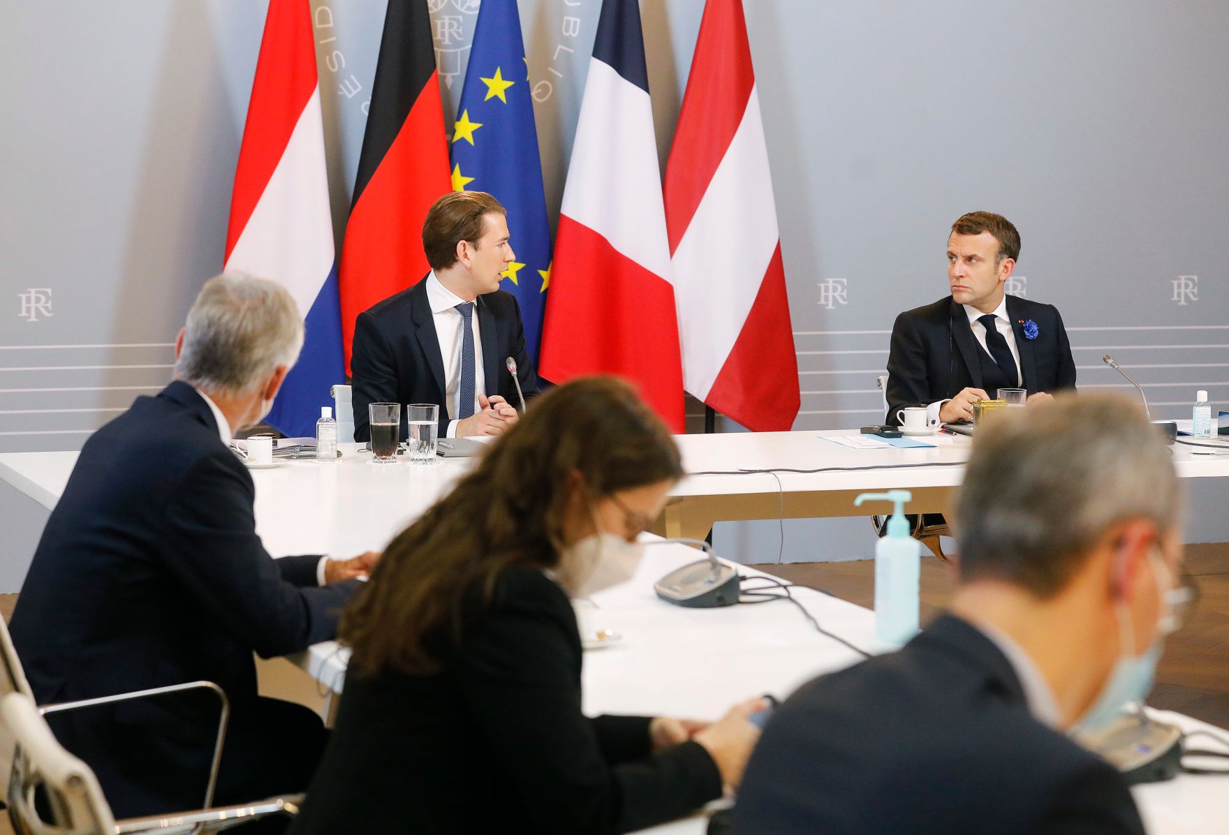 Am 10. November 2020 traf Bundeskanzler Sebastian Kurz im Rahmen seines Arbeitsbesuch in Paris den franz&ouml;sischen Staatspr&auml;sidenten Emmanuel Macron. Im Bild bei einer gemeinsamen Videokonferenz.