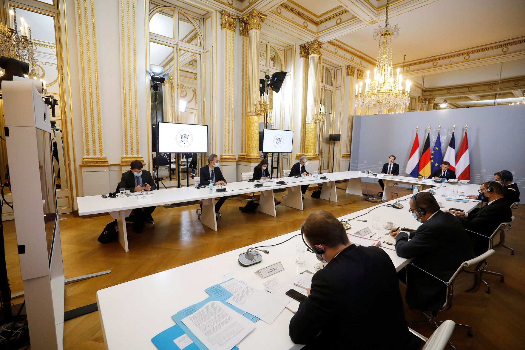 Am 10. November 2020 traf Bundeskanzler Sebastian Kurz im Rahmen seines Arbeitsbesuch in Paris den franz&ouml;sischen Staatspr&auml;sidenten Emmanuel Macron. Im Bild bei einer gemeinsamen Videokonferenz.
