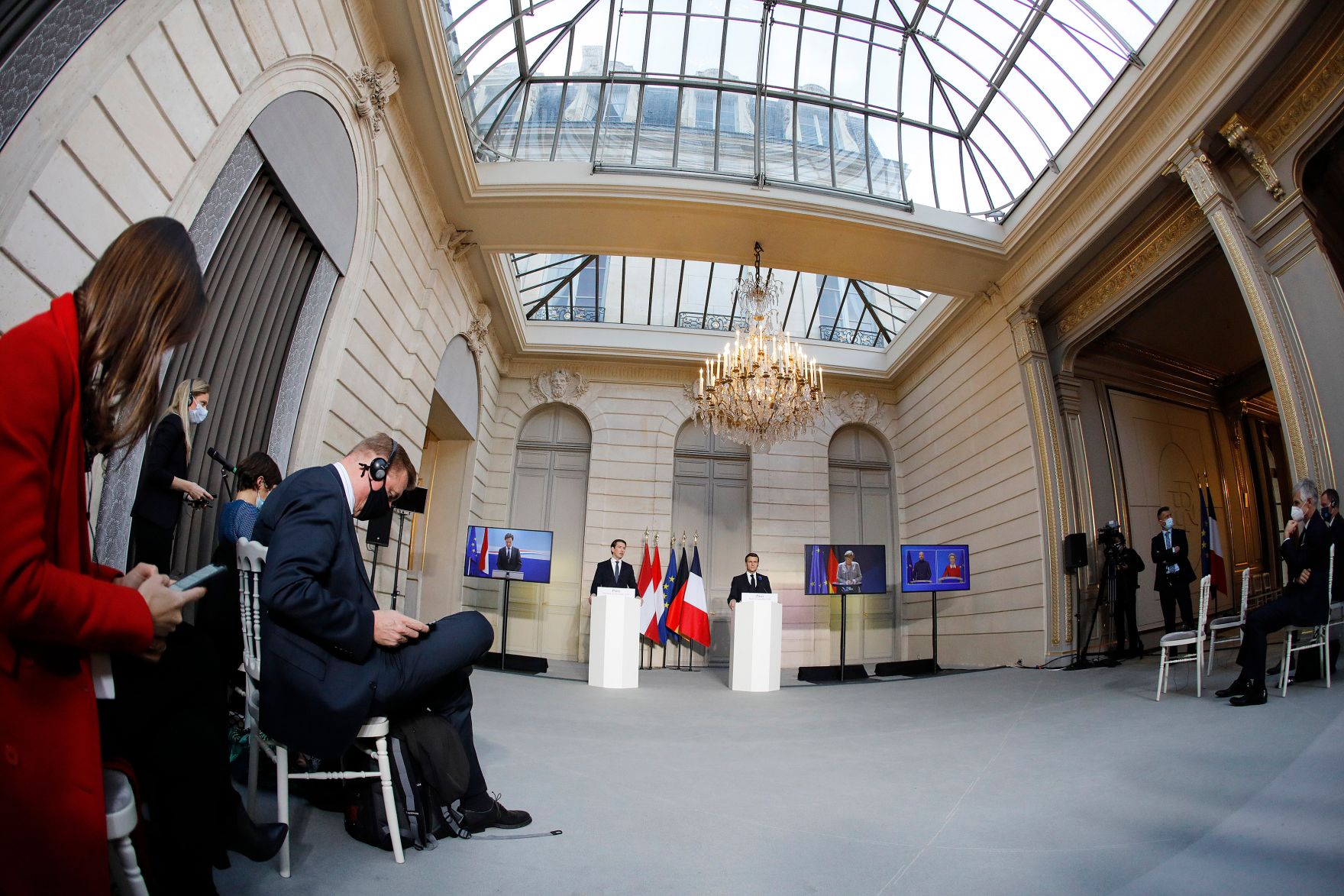 Am 10. November 2020 traf Bundeskanzler Sebastian Kurz (l.) im Rahmen seines Arbeitsbesuch in Paris den franz&ouml;sischen Staatspr&auml;sidenten Emmanuel Macron (r.). Im Bild bei der gemeinsamen Pressekonferenz.
