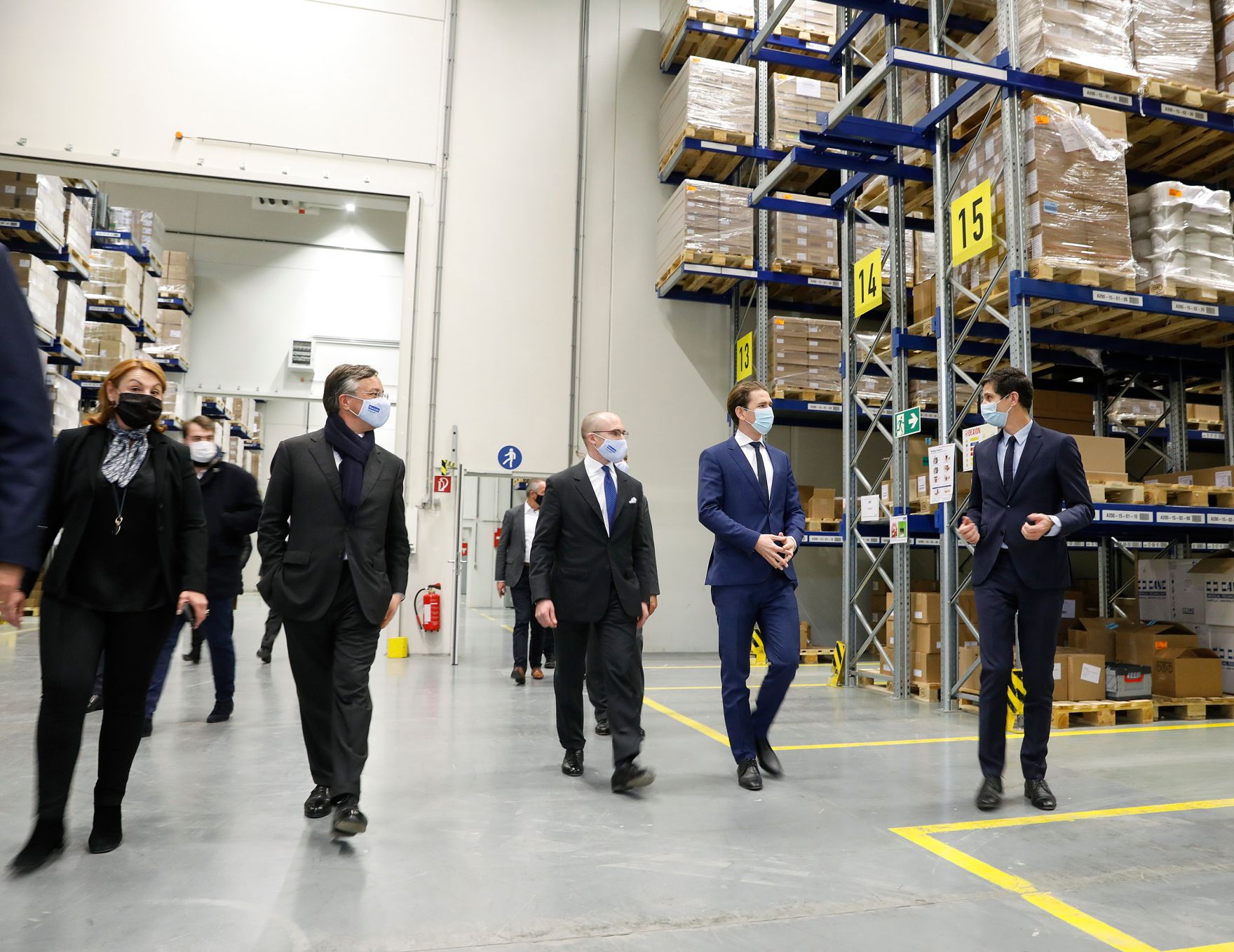 Am 27. November 2020 besuchte Bundeskanzler Sebastian Kurz (2.v.r.) das Unternehmen Kwizda in Leopoldsdorf.